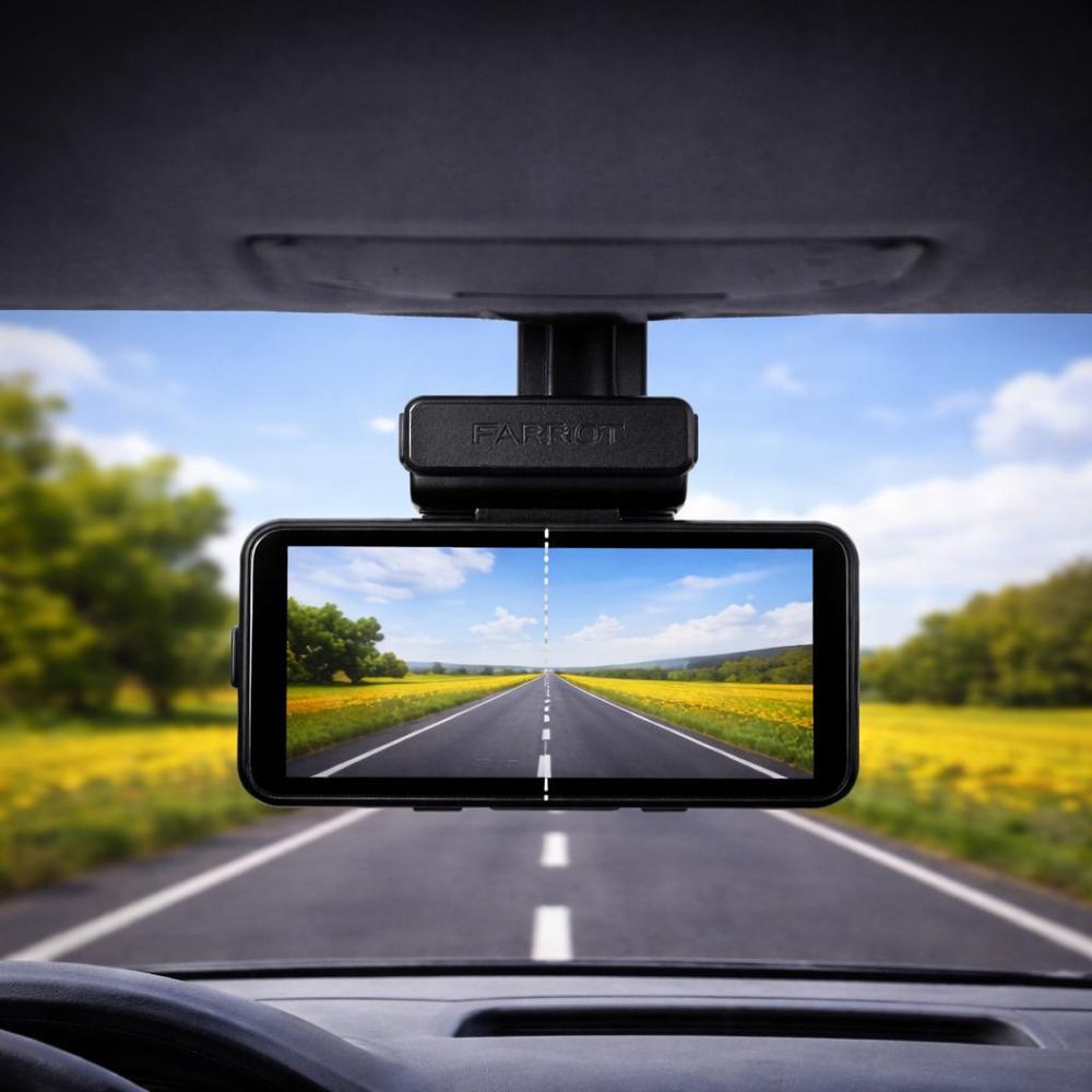 Dashcam FARROT A8 installata sul parabrezza durante la guida