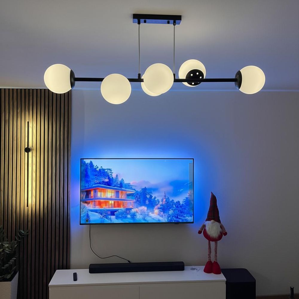 Moderne Lampe, stilvolles Design, Wohnzimmer mit Sofa mit weißen, leuchtenden Kugeln.