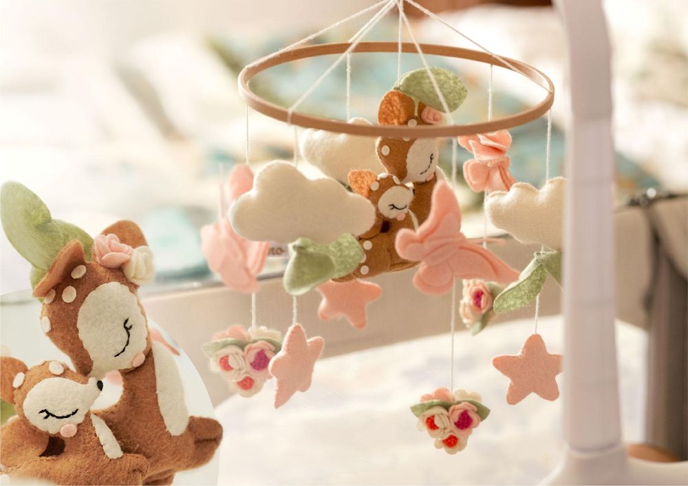 Neno Rosi Baby Mobile für Kinderbett mit Filz Rehen und Schmetterlingen