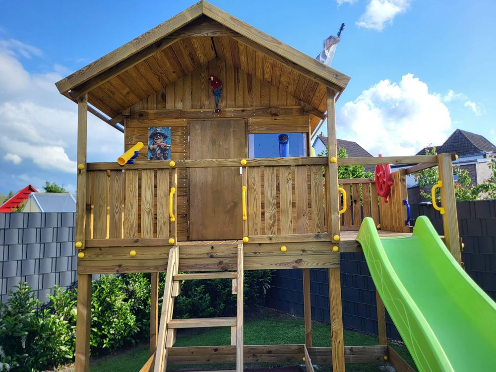 Fungoo Grün Braun Spielturm Stelzenhaus Sunshine, Kesseldruckimprägniert Kiefer Holz, Mit Spielhaus Doppelschaukel Kletterwand Sandkasten Toybox, Inklusive Sicherheitspaket Piraten Lenkrad Teleskop Periskop