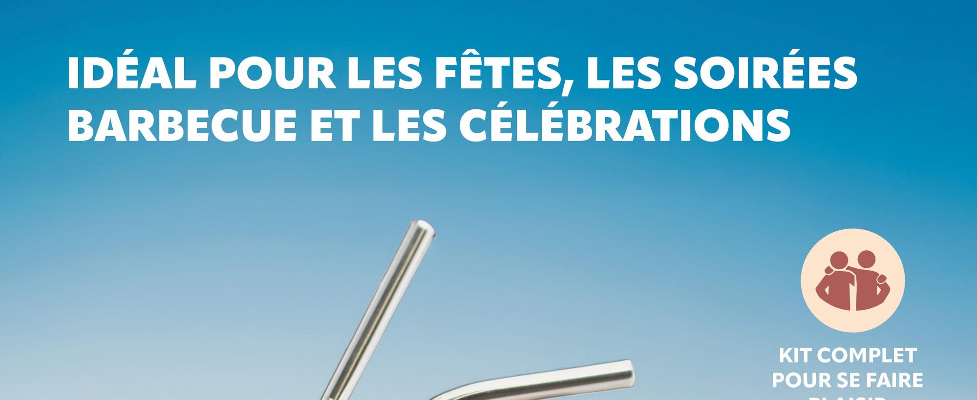 Pailles en acier inoxydable dans un verre à cocktail