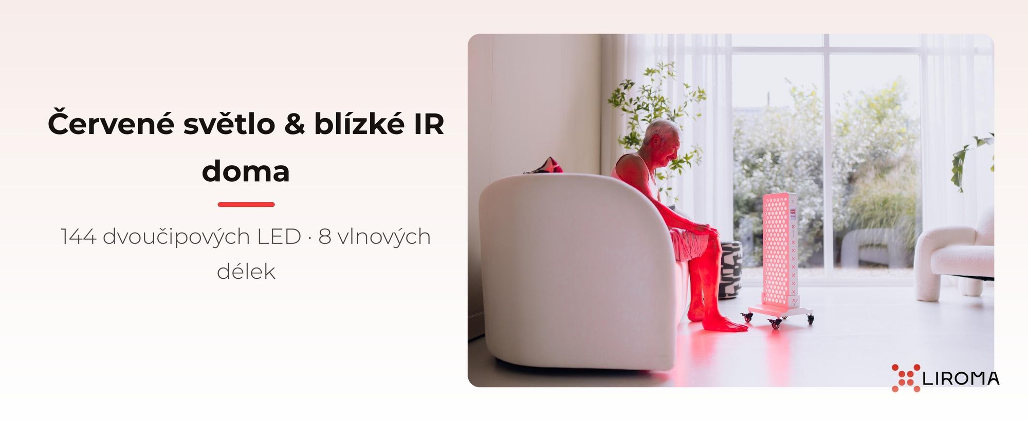 LIROMA PrimeFORCE Advanced na podlahovém stojanu v obývacím pokoji, červené světlo zapnuté