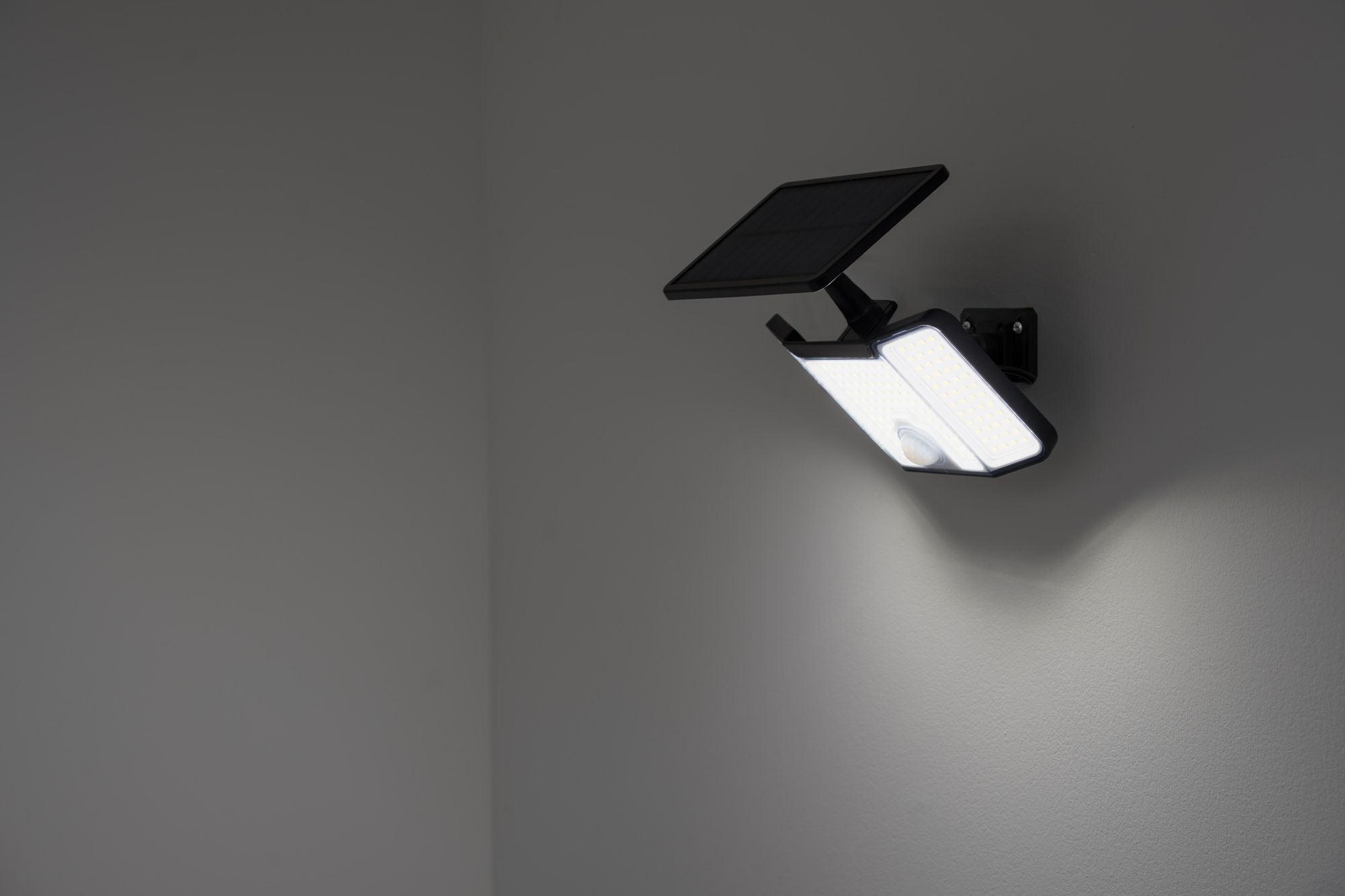LUMILED Solarlampe für Außen LED Strahler mit Bewegungsmelder 3 Modi Solar IP44 spritzwasserdicht Solarleuchte Sicherheitswandleuchte 5m Kabel
