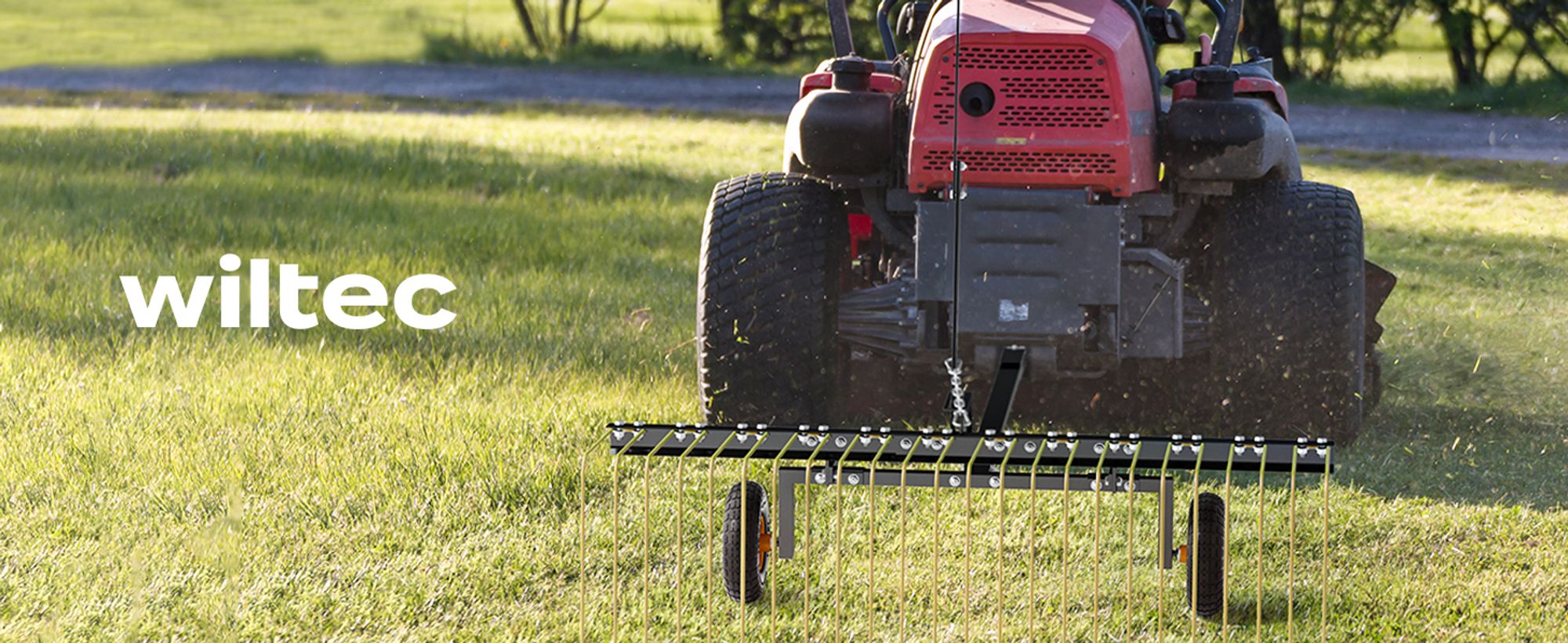 Wiltec Rasentraktor Rechen mit 148 cm Arbeitsbreite, Rasenlüfter zum Entmoosen und Laubrechen auf Rasen, Vertikutierer für Aufsitzmäher, ATV und UTV