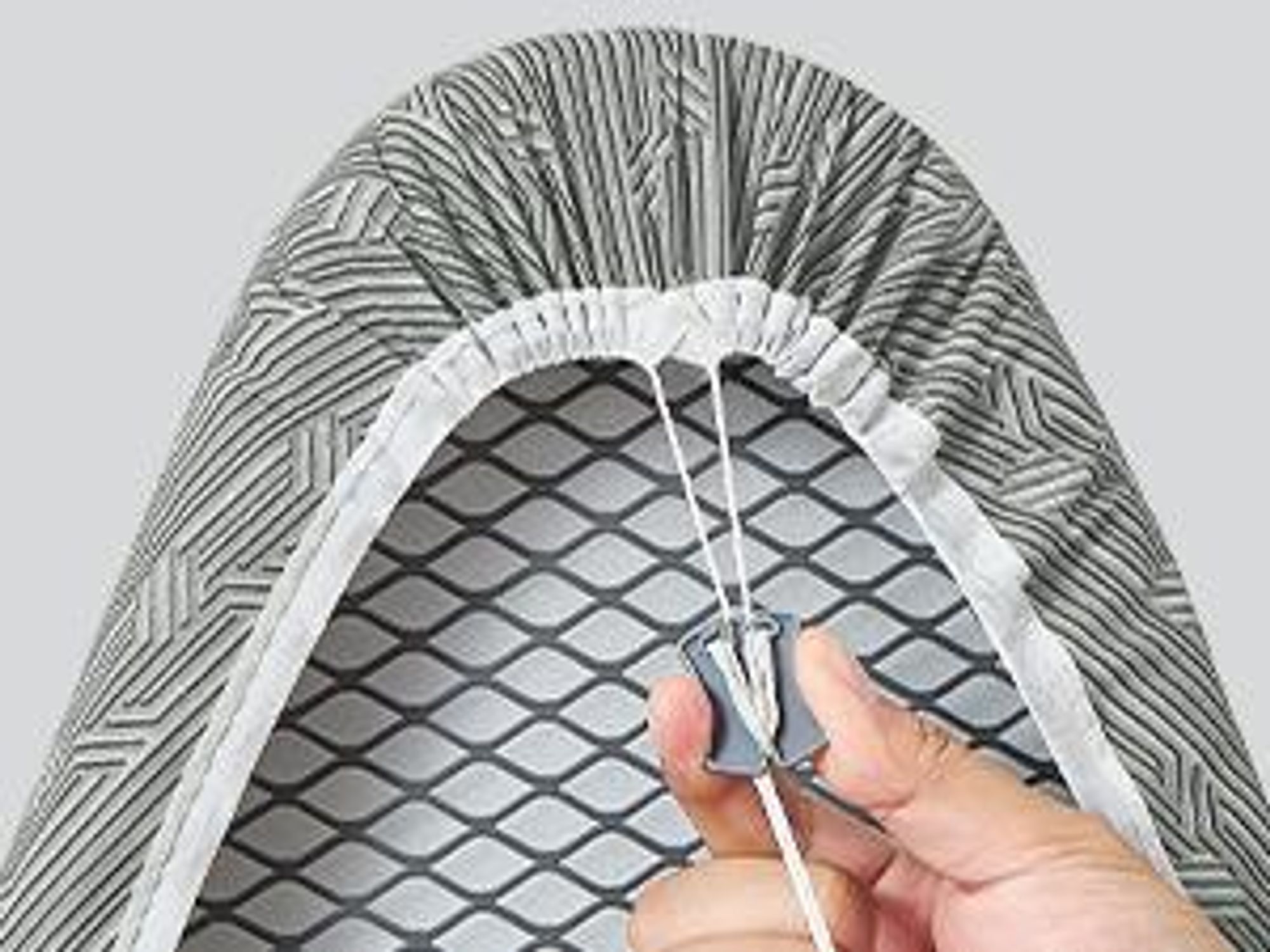 SONGMICS Bügelbrett mit Steckdose, für Dampfbügeleisen, Höhenverstellbar, Klappbar, 152 x 48 x 72-92 cm, Grau und Silber