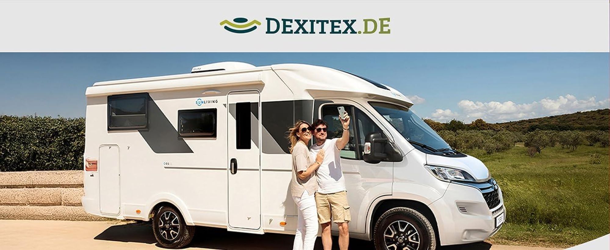 Wohnmobil in der Natur mit Spannbettlaken.