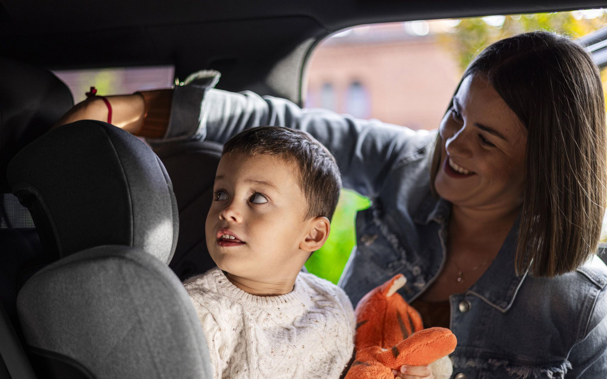 Tulano Joy 35 Schwarz-Grau – i-Size Kindersitz R129, 100–150 cm, ISOFIX & Gurt, 13-fach Kopfstütze, Getränkehalter, Sonnenblenden