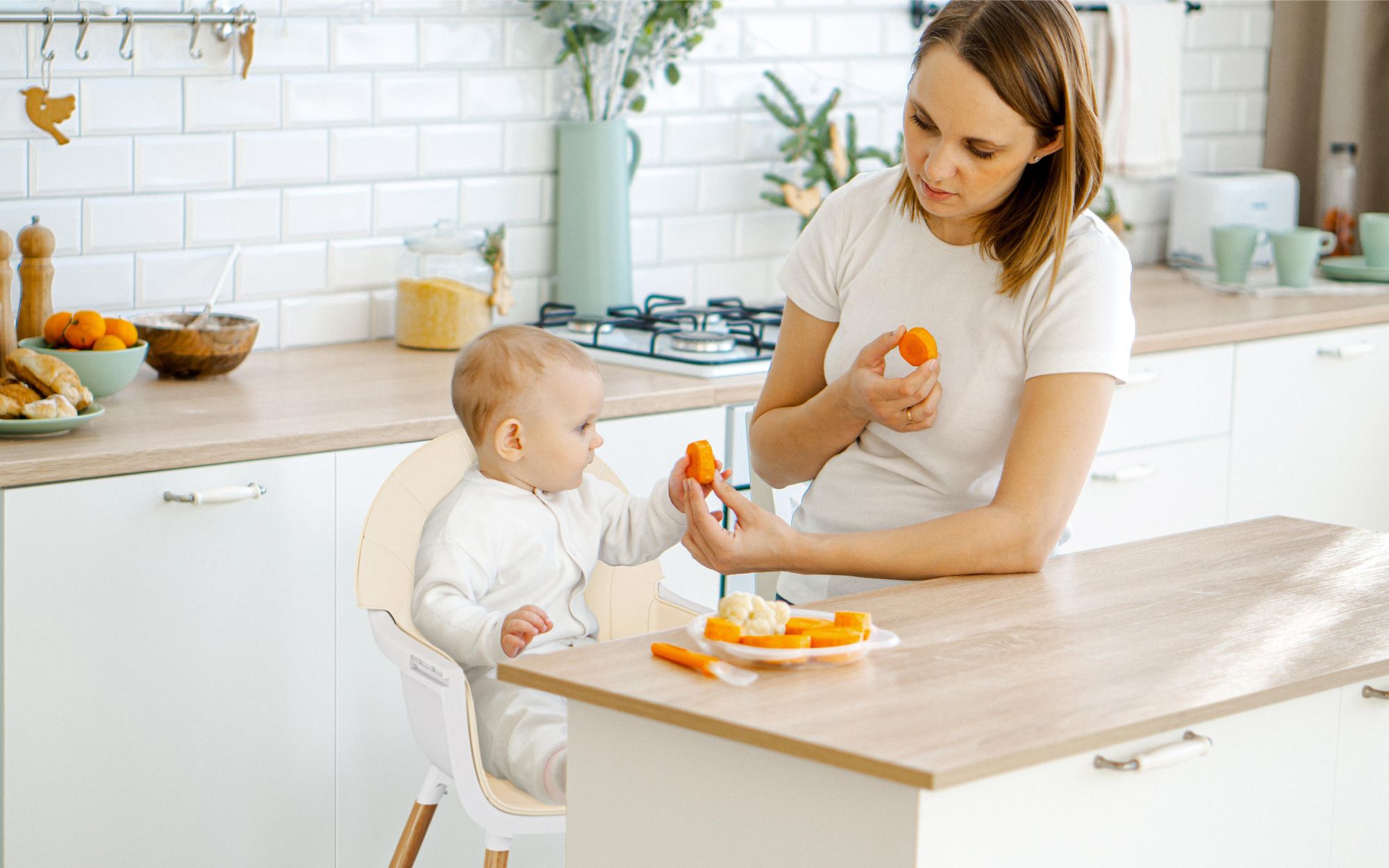 TULANO Morsel Beige | Kinderhochstuhl 2 in 1 Hochstuhl Babystuhl | Abnehmbare Tablett | 5-Punkt-Gurt | Fußstütze | ab 6 Monate bis 6 Jahre