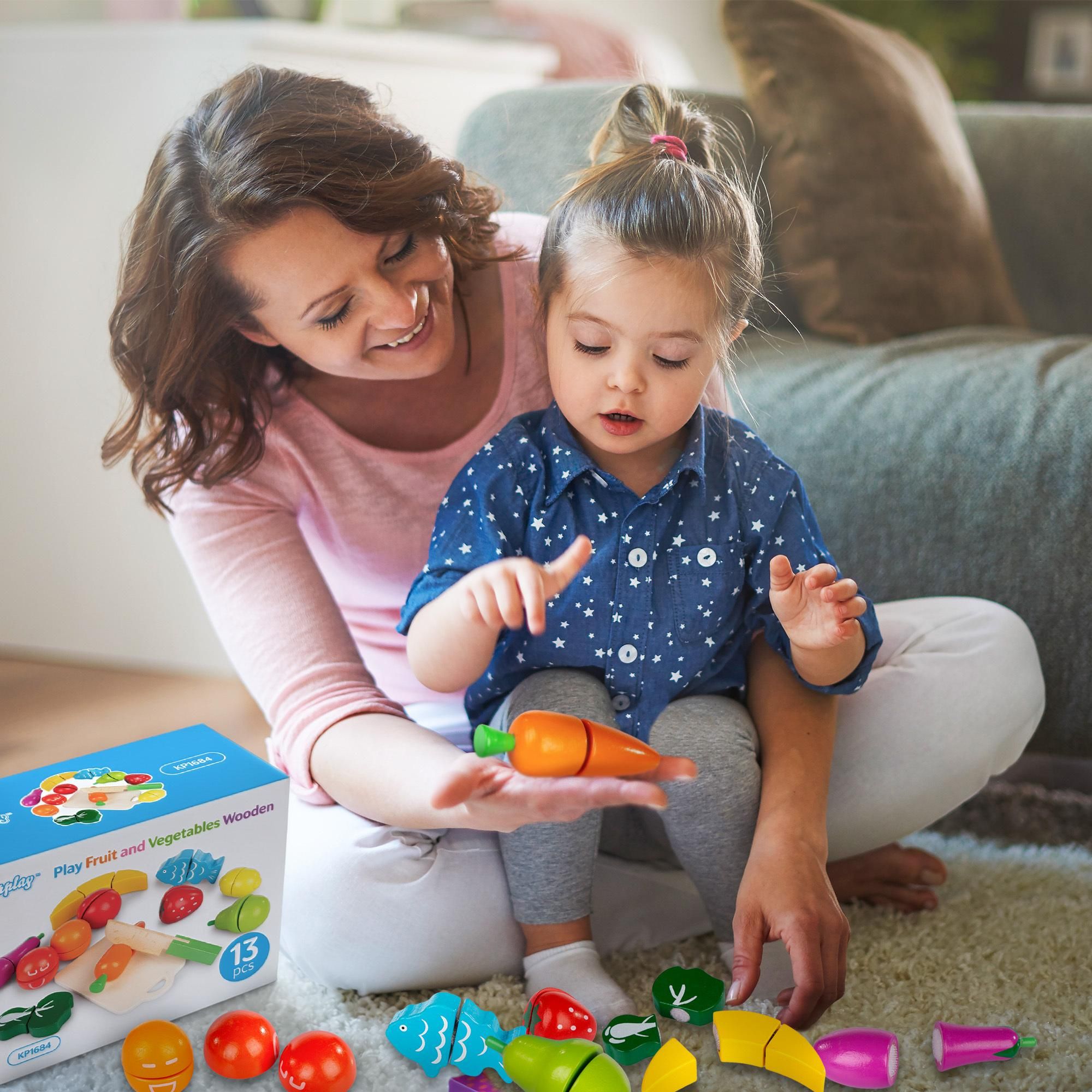Kinder beim Spielen mit dem Schneideset