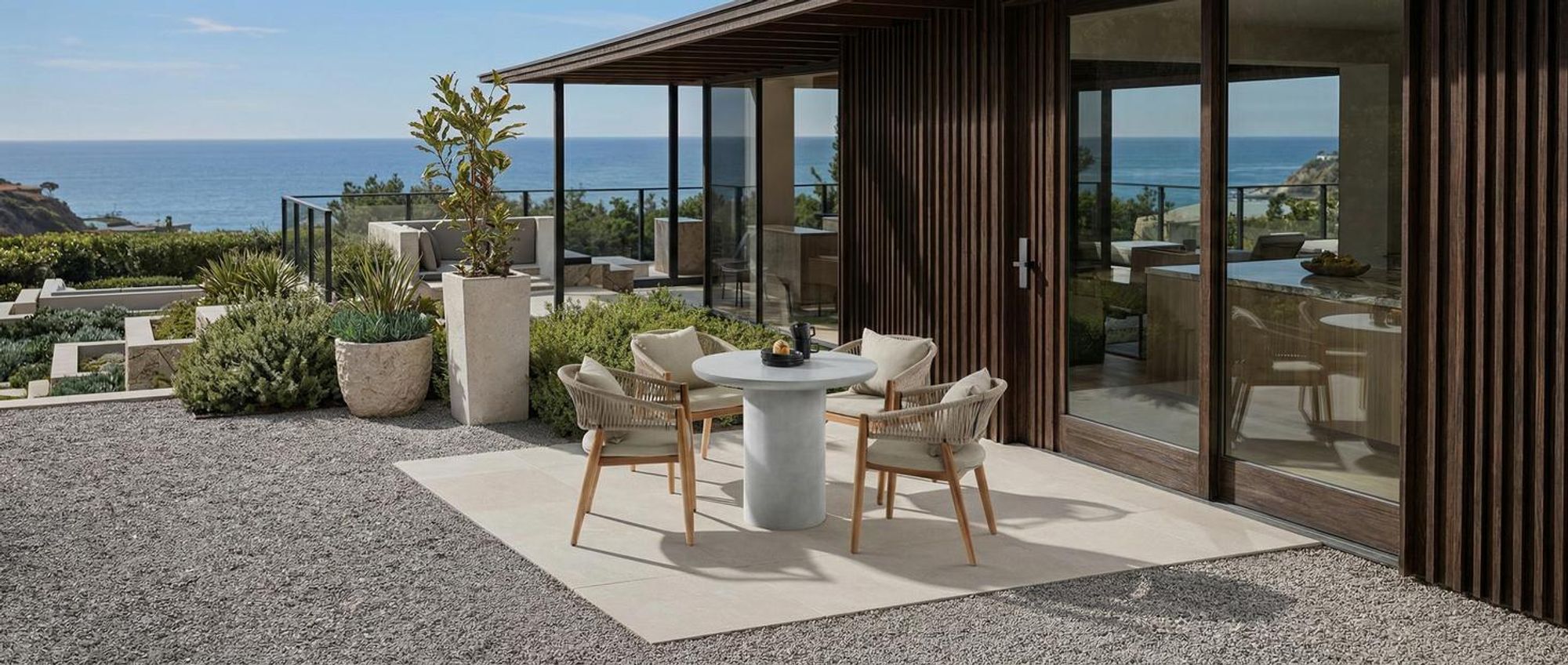 tectake® Runder Gartentisch Talmi minimalistisches Design inkl. Bodenschoner, 86,5 x 75,5 cm