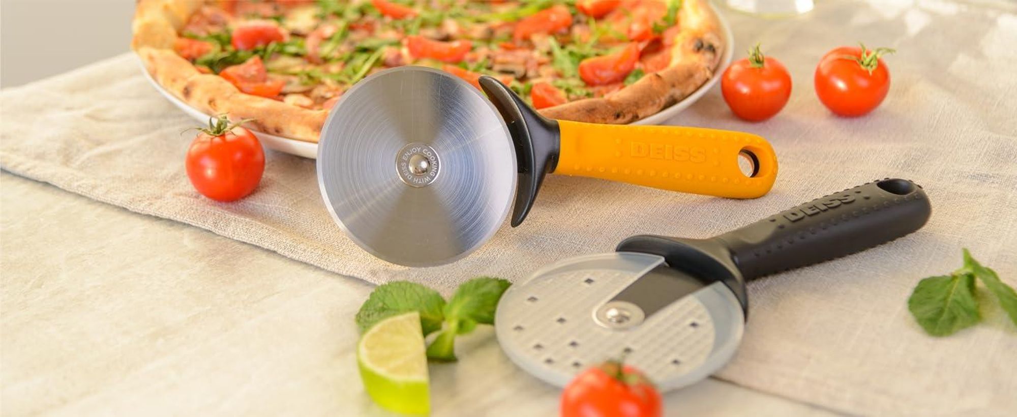 Deiss PRO Pizzaschneider mit Randschneider – Scharfes Pizzarad aus Edelstahl mit ergonomischem, rutschfestem Griff, spülmaschinenfest