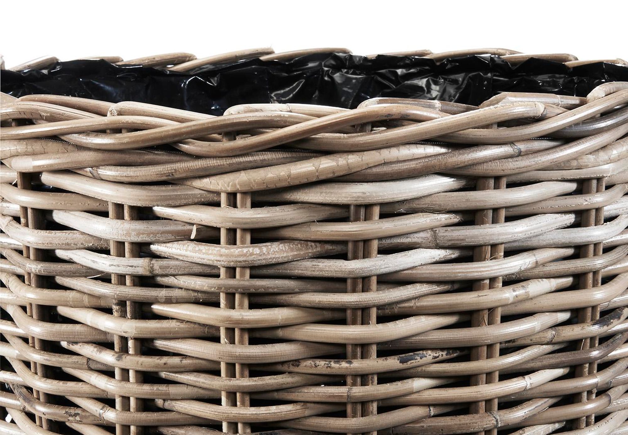 abgebildet ist die Vorderseite des geflochtenen Pflanztopfes aus Rattan mit Folieneinsatz