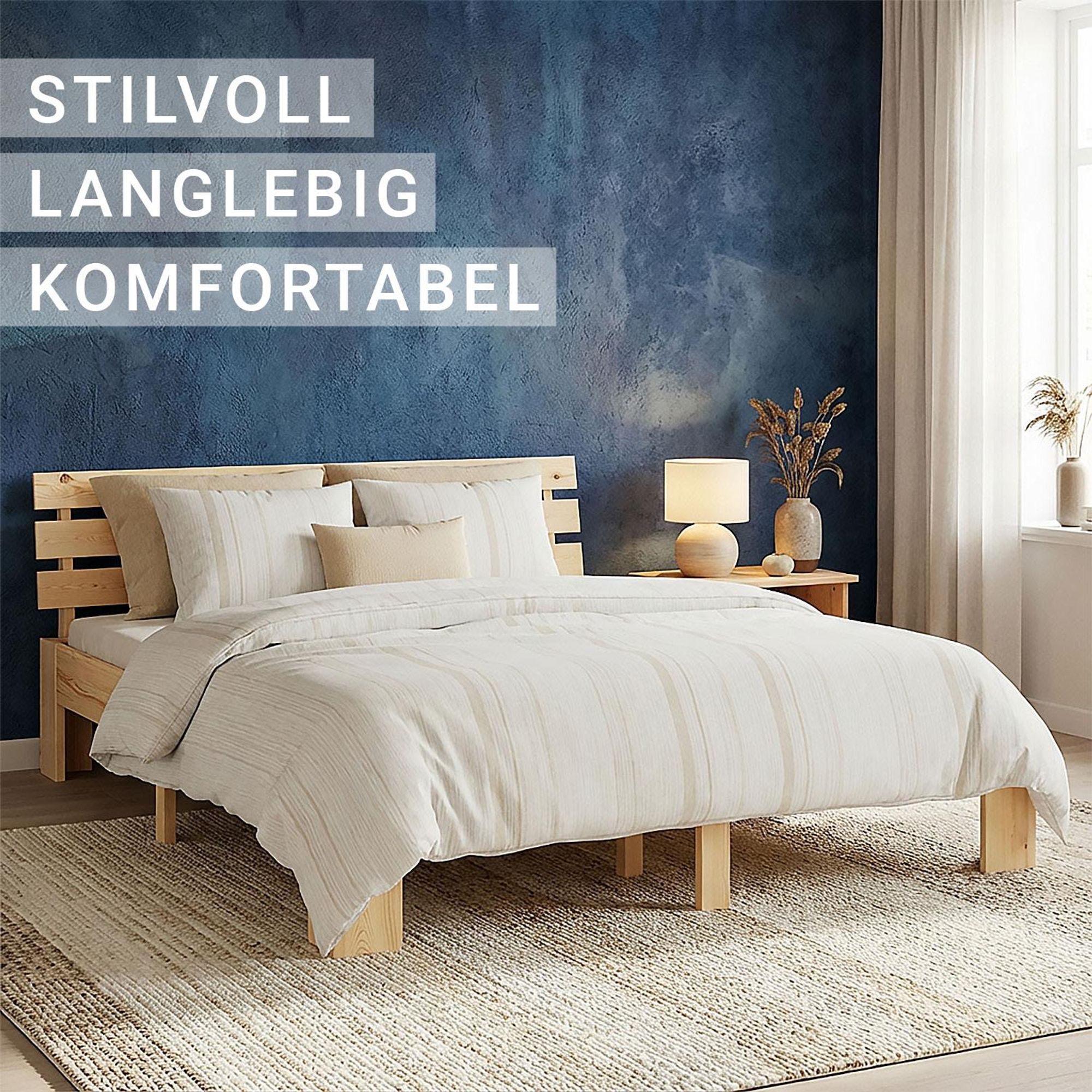 Großes naturfarbenes Doppelbett vor einer blauen Wand.