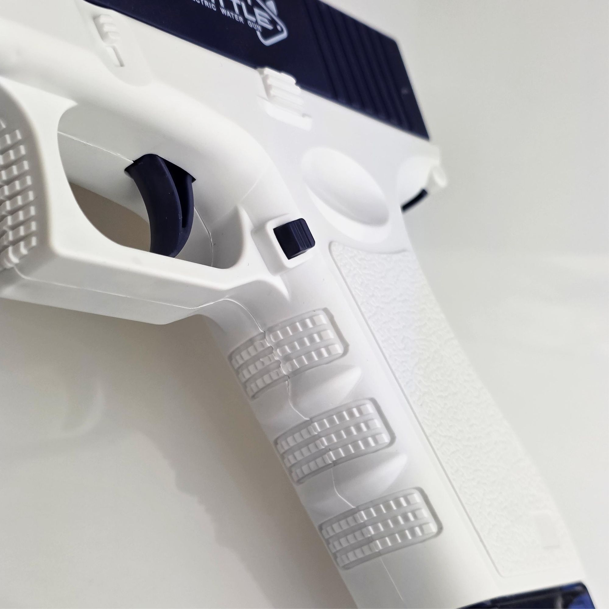 EVI TOYS AQUA GLOCK Automatische Elektrische Wasserpistole, 10m Reichweite, Akku, 2 Magazine (60ml/500ml), Sommer Wasserspielzeug, Weiß-Blau
