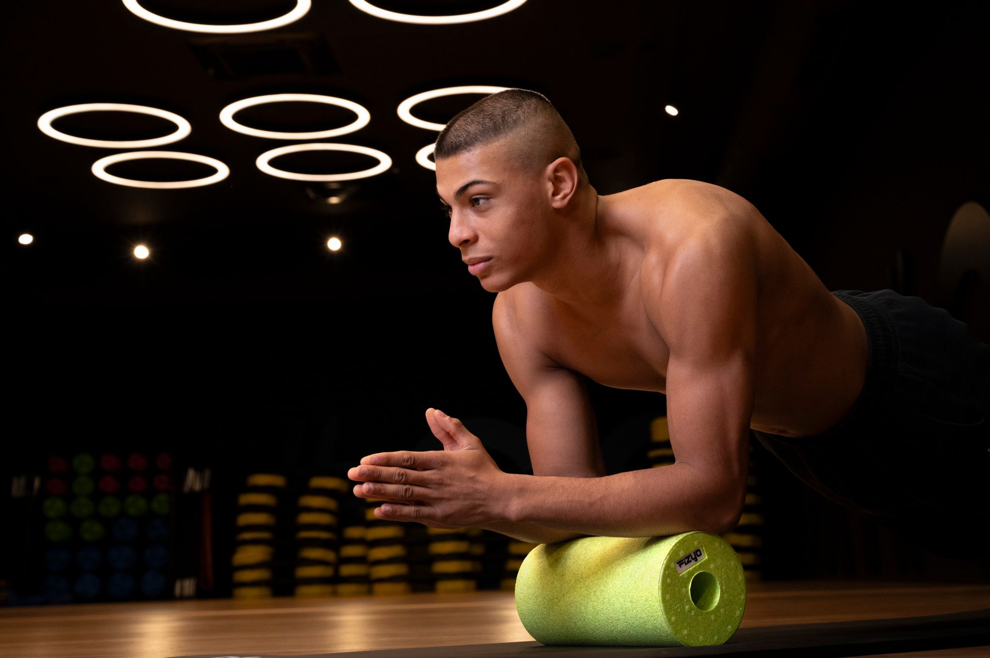 Training mit der FIZYO Massagerolle – Person führt Entspannungs- und Kräftigungsübungen durch.