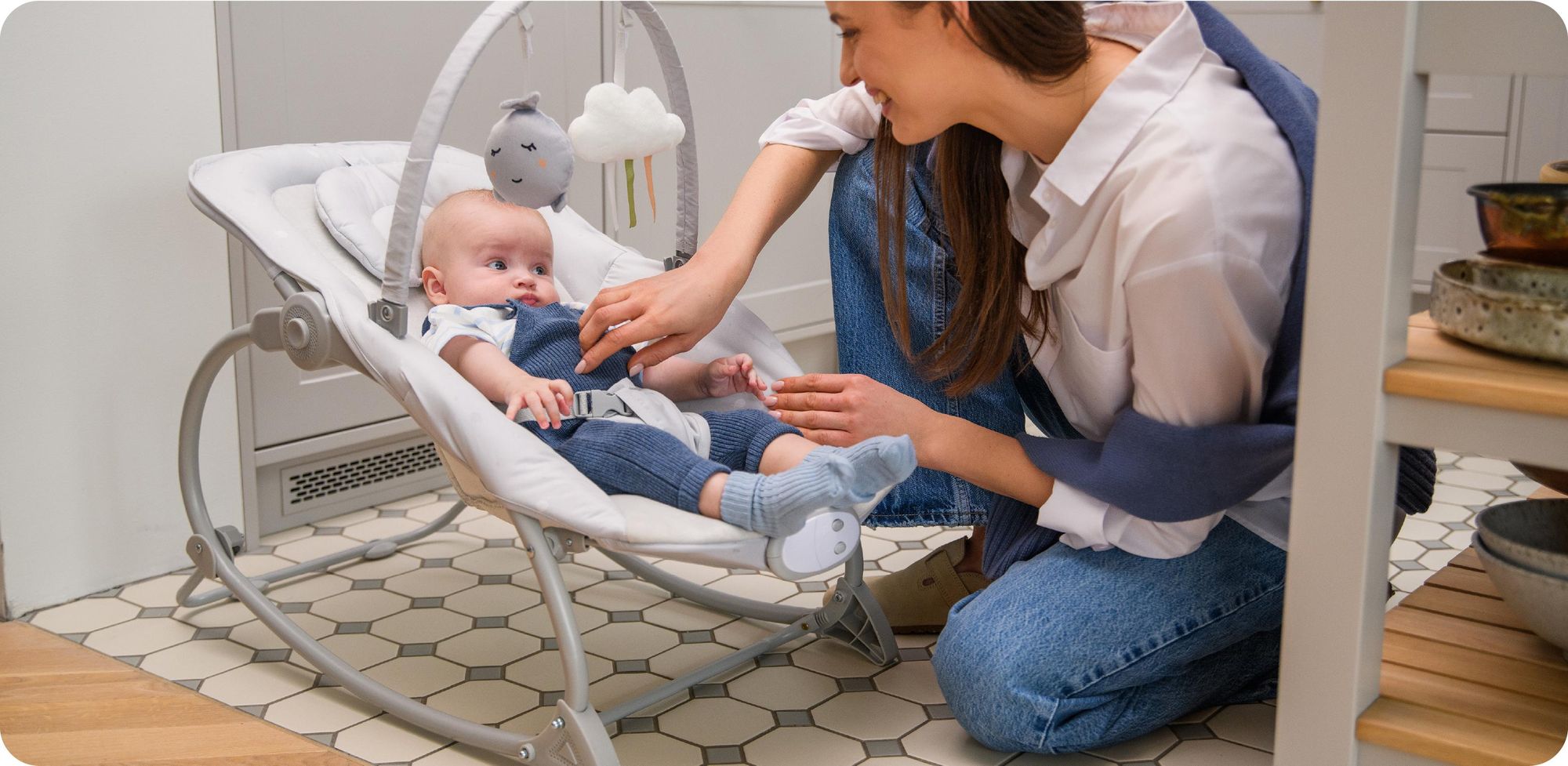 MoMi LAPIS – Elektrische Babywippe mit Musikmodul (8 Melodien), 3 Vibrationsstufen, verstellbare Rückenlehne & arretierbar – Hellgrau