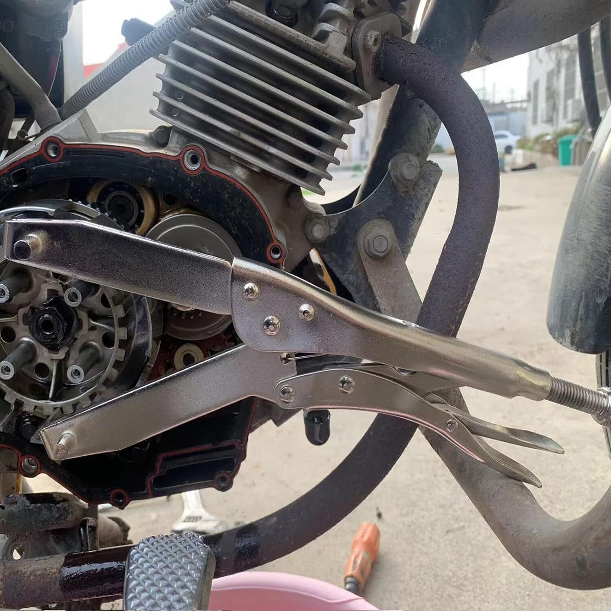 Speciální kleště pro zajištění setrvačníku motocyklu