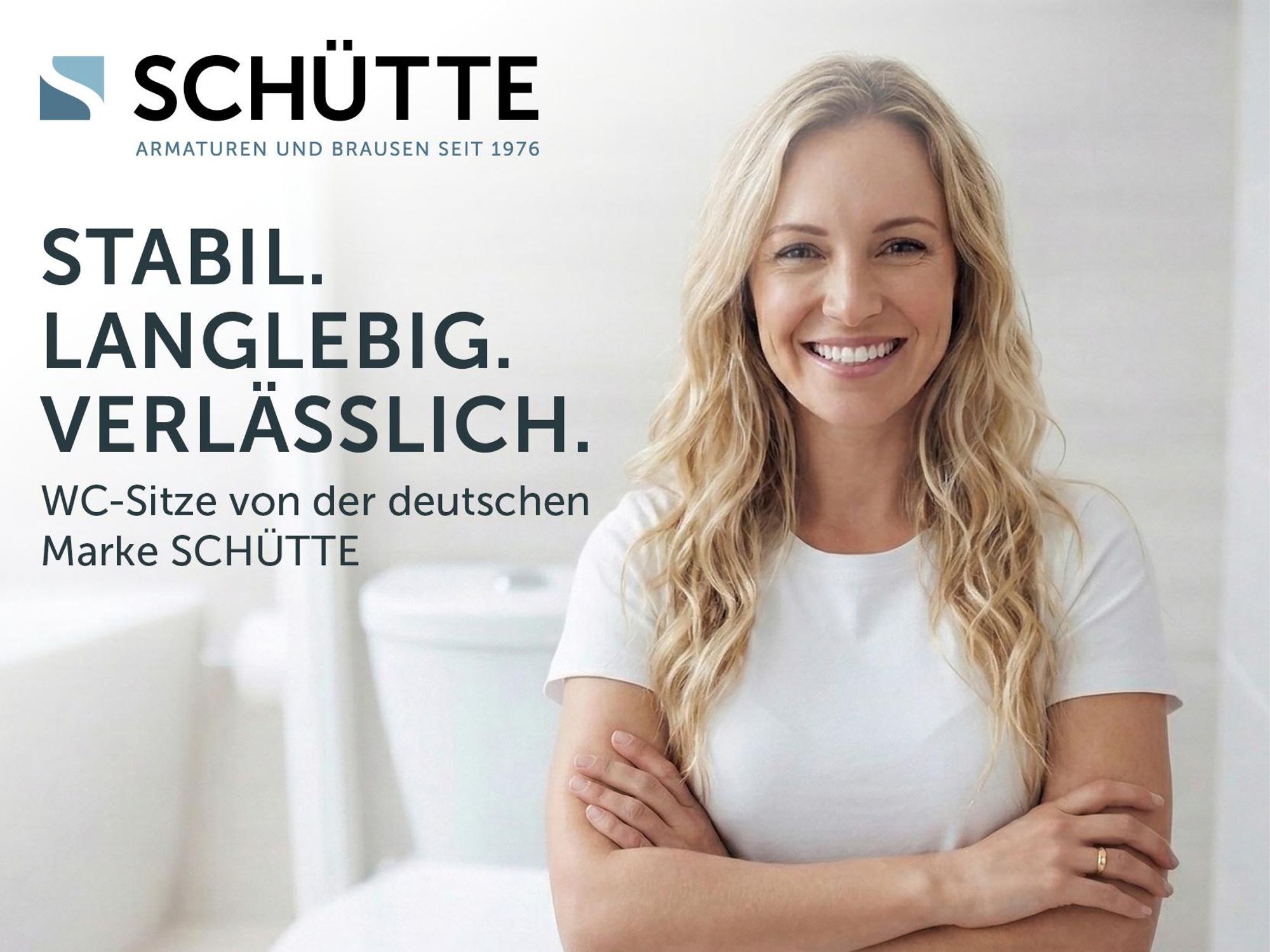 Das Bild zeigt eine fröhlich lächelnde Blondine.