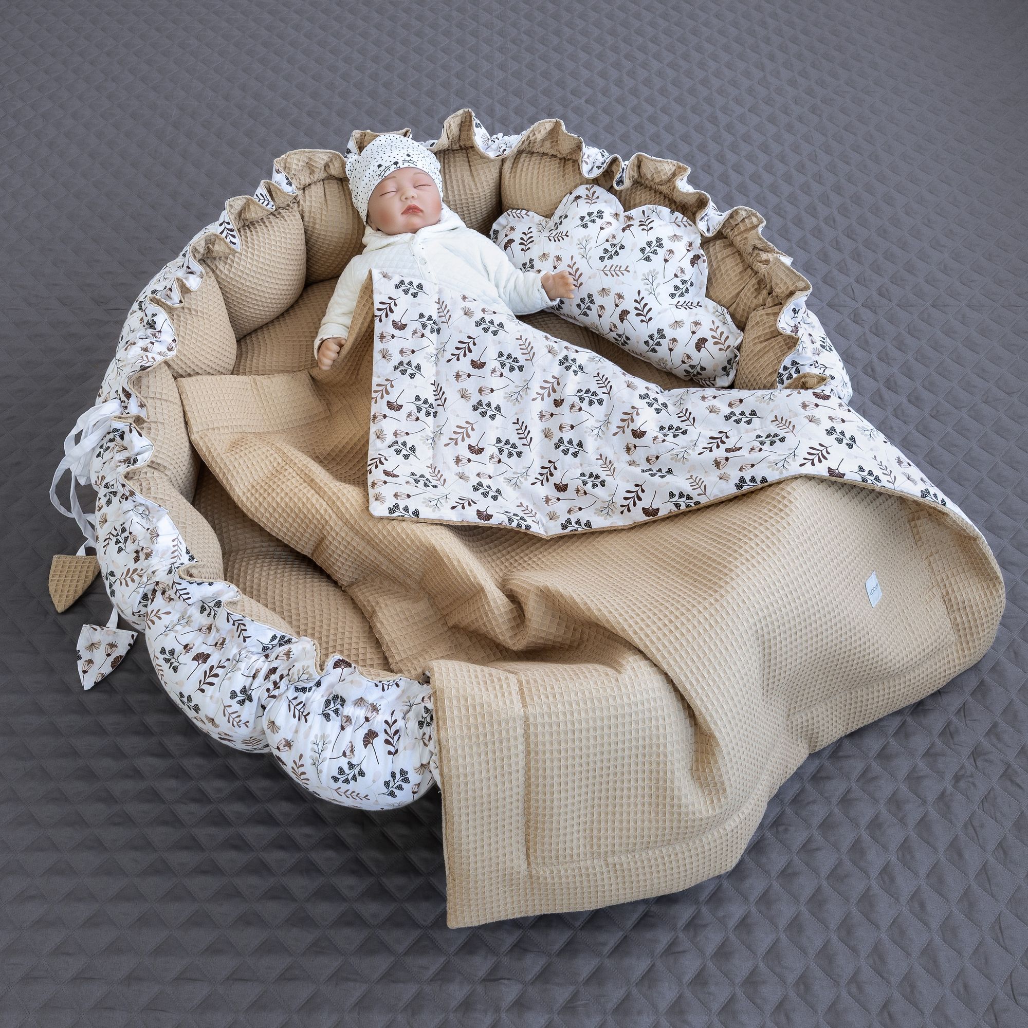 Zweiseitig Babynest ENGELSNEST XXL Blumen BRAUN Baumwolle/ WAFFELPIQUE Taupe Baumwolle + Wolke Kissen + BABYDECKE (Reisebett Nestchen Ausstattung SET)