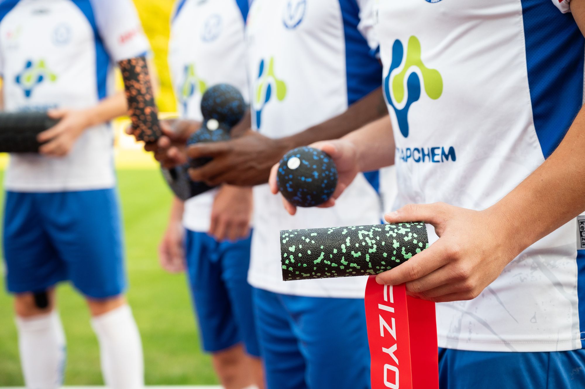 Osoba provádí cvičení s pomocí mini válce FIZYO