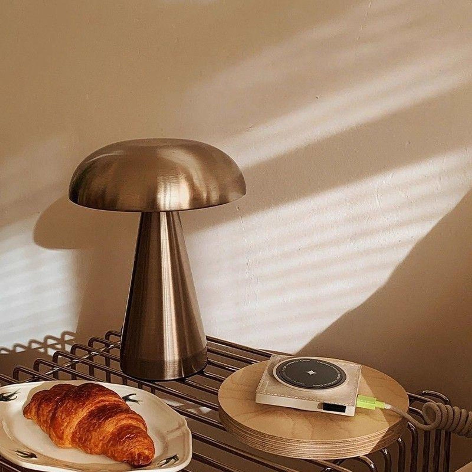 LED-Pilzlampe, tragbare Metall-Schreibtischlampe, USB-Aufladung Nachttischlampe, dreifarbiges Touch-Kabellos Dimmen, Augenschutz-Nachtlicht, Gold