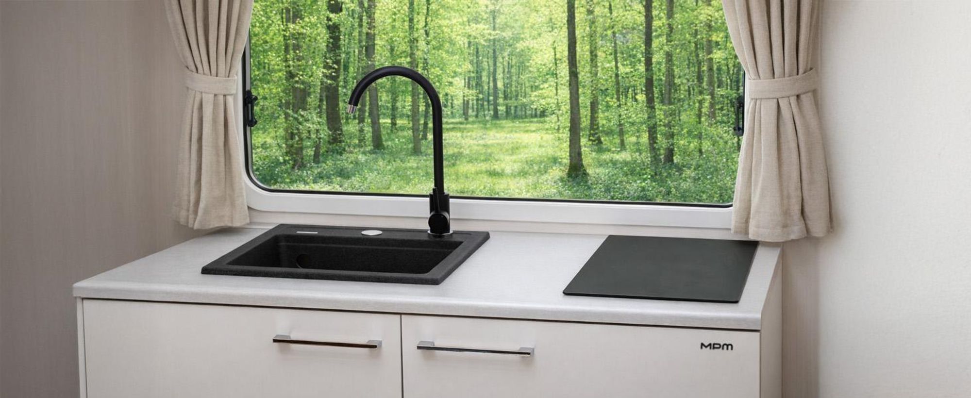 Miniküche, freistehende Küche, Induktionskochfeld, Granitspüle, Kühlschrank, Kochnische MPM SMK-02