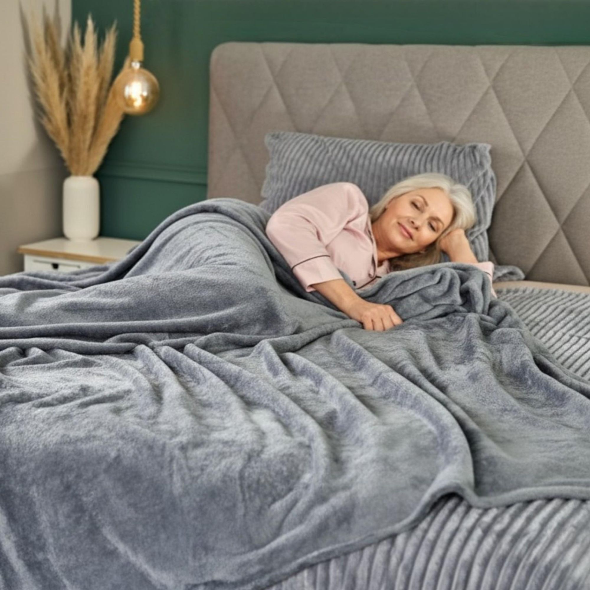 Kuscheldecke Flauschig Weich XXL180x220 Mikrofaser Wohndecke Tagesdecke Flanell