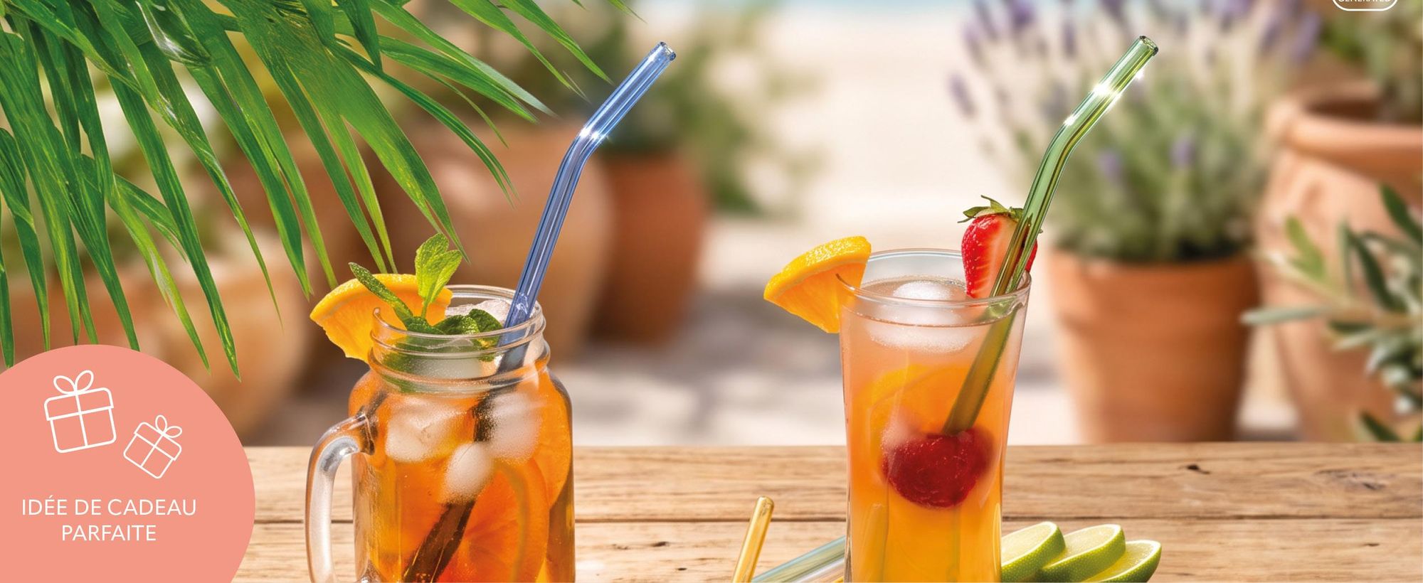 Pailles en verre dans un verre à cocktail