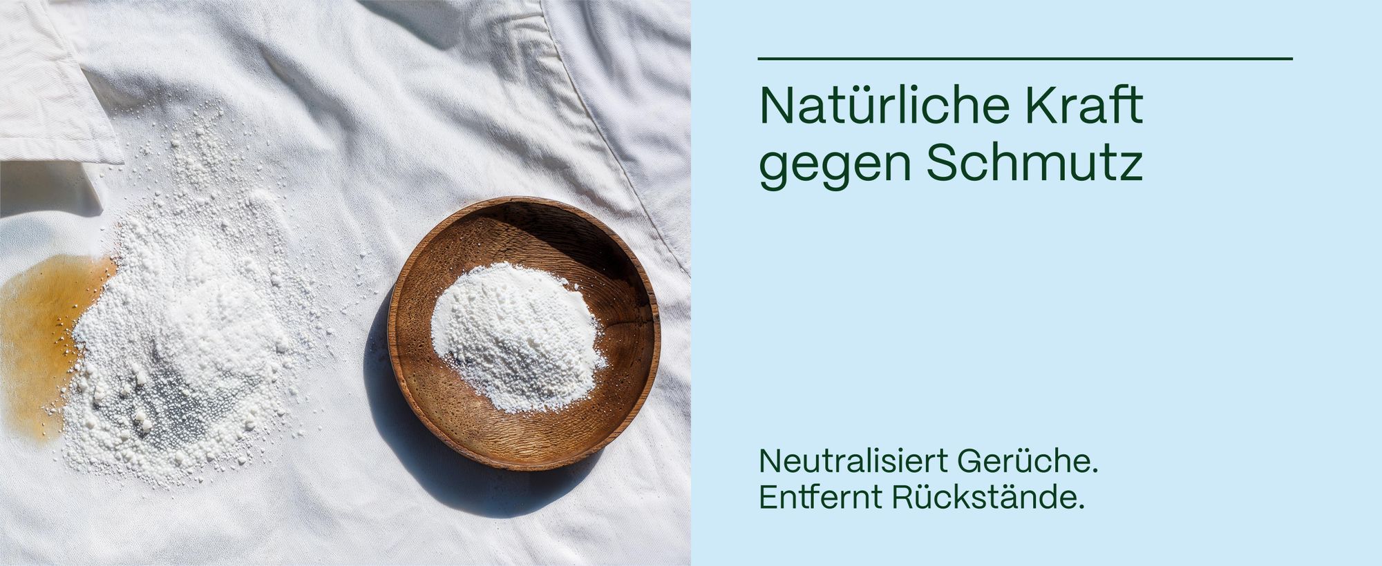 Natürliches Reinigungspulver auf Stoff, mit Schale und Pulver gegen Schmutz und Gerüche.