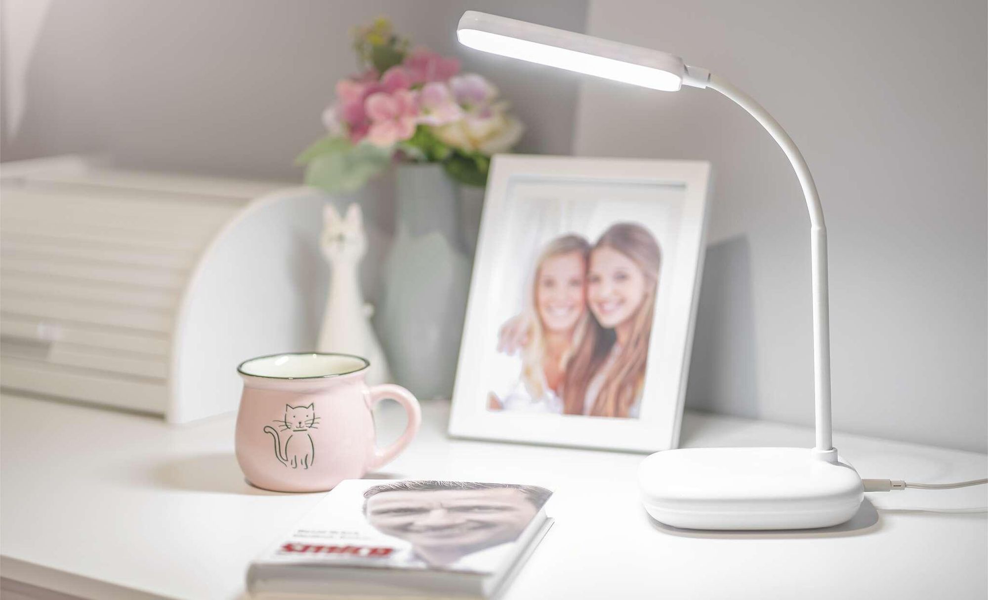 EMOS LED Tischlampe MOLLY 12W, Helligkeit 650lm, dimmbar, einstellbare Lichtfarbe, flexibler Lampenarm, 1,5m Ladekabel + Netzadapter, weiß, Z7638W