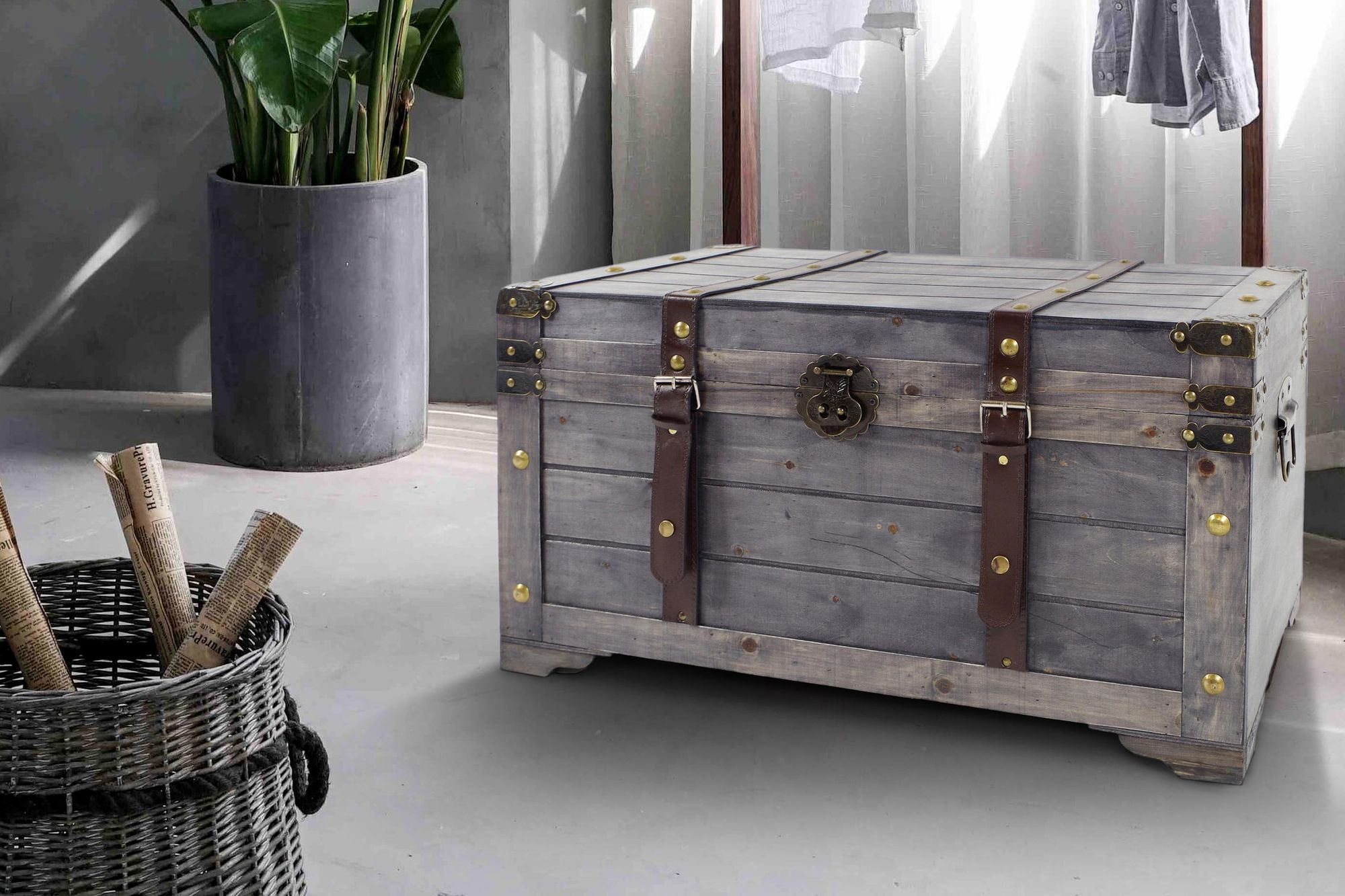 Kobolo Truhe KUBA im Schatzkistendesign aus Holz mit Metall- und Kunstlederapplikationen grau 70x35x38 cm - Kinderzimmer Zimmer Deco Home Box groß