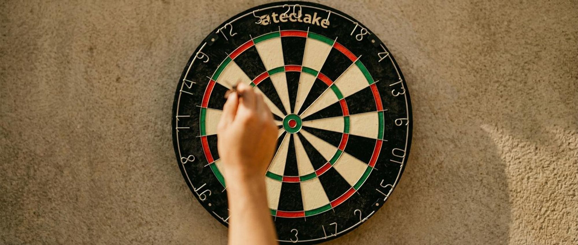 tectake® Dartscheibe Bully aus robustem Sisal mit ultradünnem Draht Zubehör aus Anspitzer, 16 Flight-Schützern und Startlinie