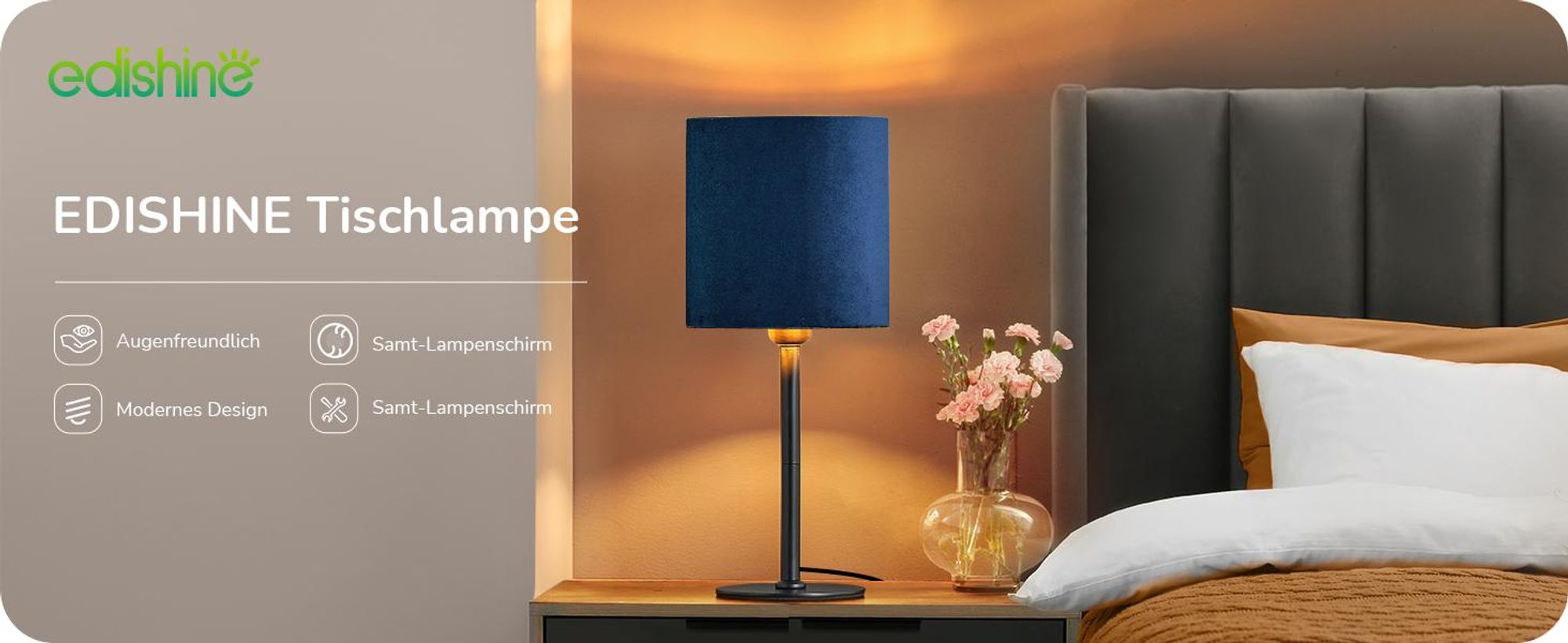 Die Tischlampe mit Sammetlampenschirm spendet dem Raum Wärme und Komfort.