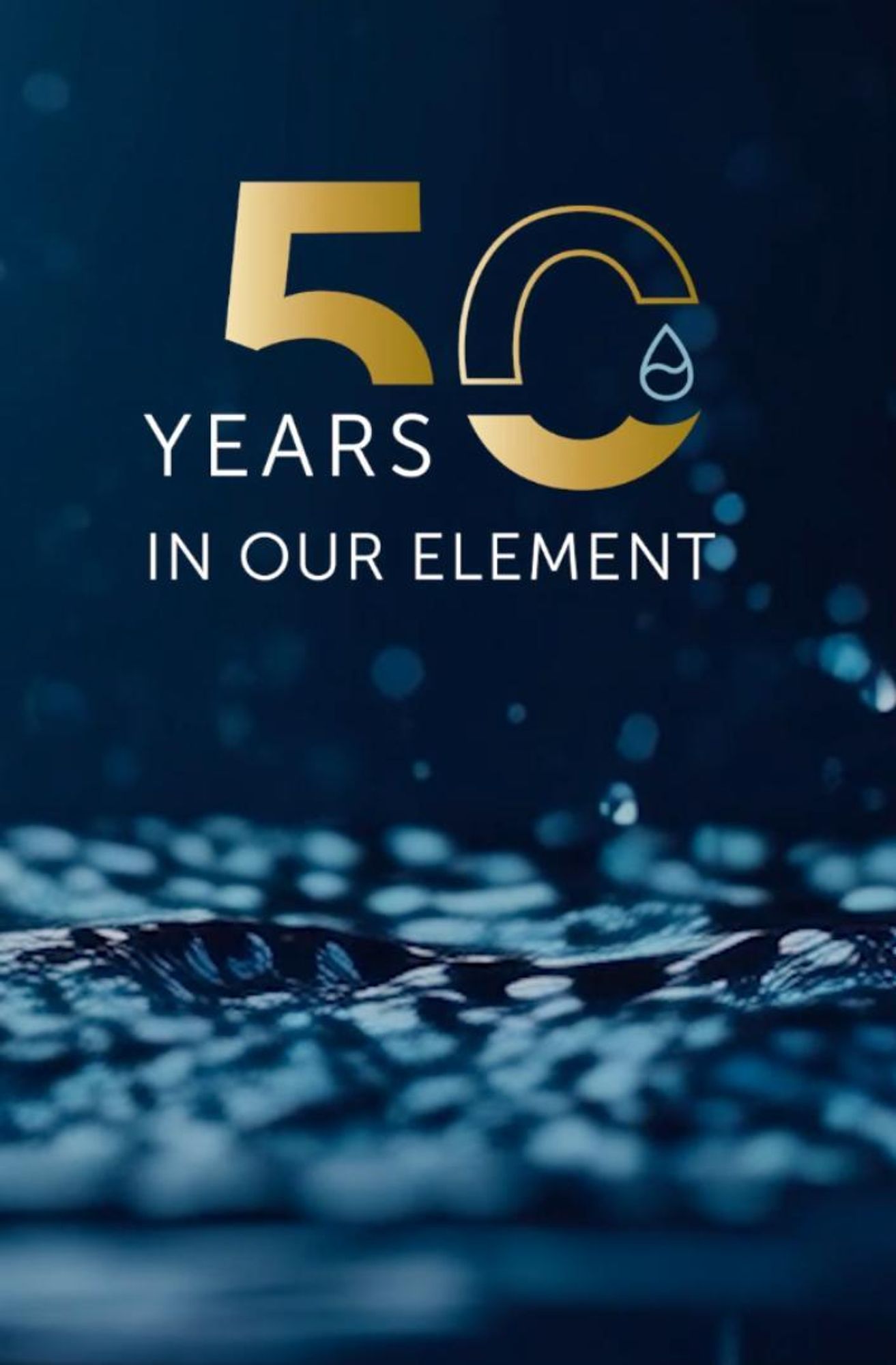 Das Bild zeigt dunkelblaues Wasser und die goldene 50.