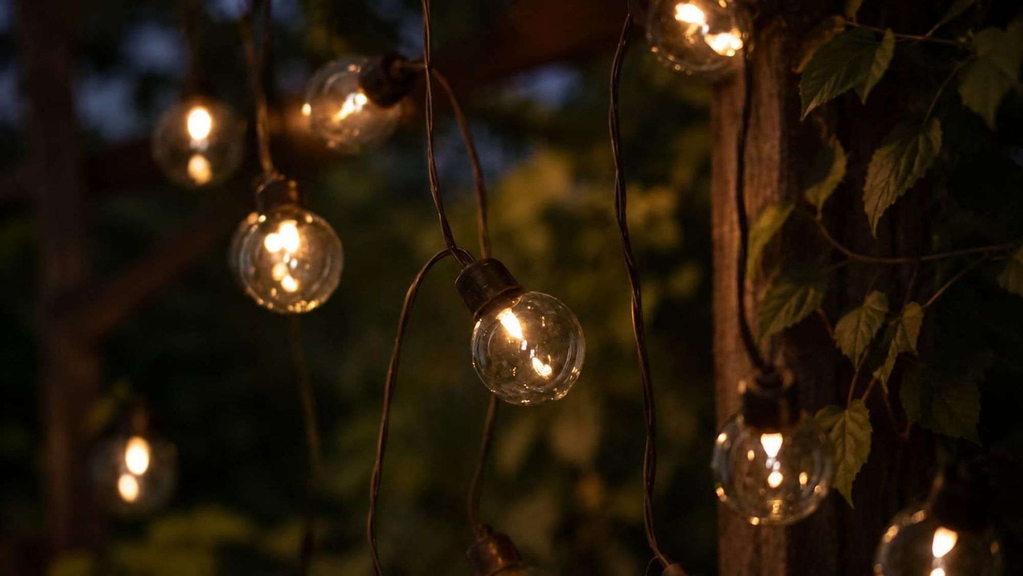 LUMILED Solar Lichterkette für Außen 10,5M 30x LED Lampen + 2 Ersatzbirnen Fernbedienung Dekorative Glühbirnen IP44 spritzwasserdicht Wetterfest 8 Betriebsarten Warmweiß 3000K Garten Terrasse Balkon Party Deko Beleuchtung Solarleuchte