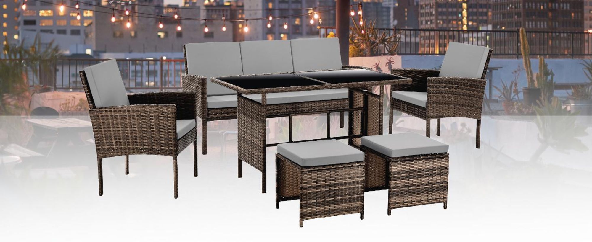 Das Rattanset DENVER auf einer abendlichen Dachterasse.