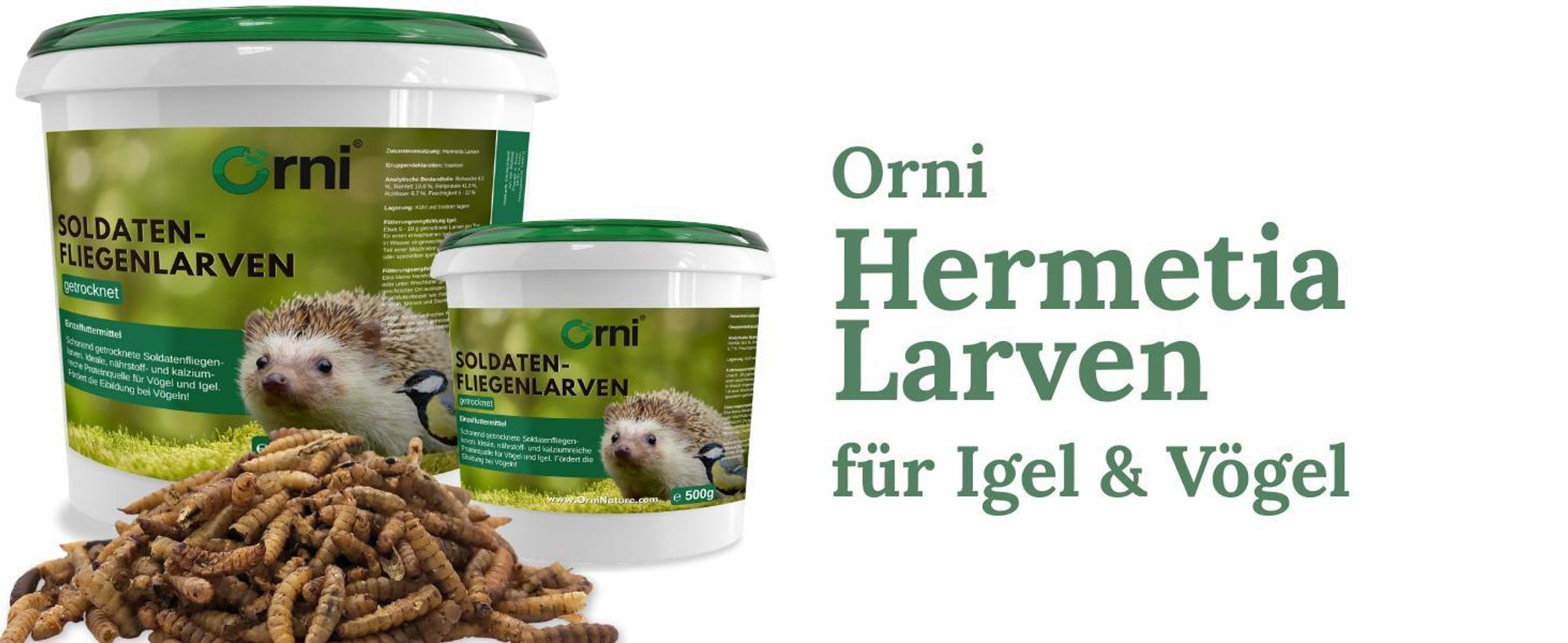 Futterhaufen vor Produktverpackung