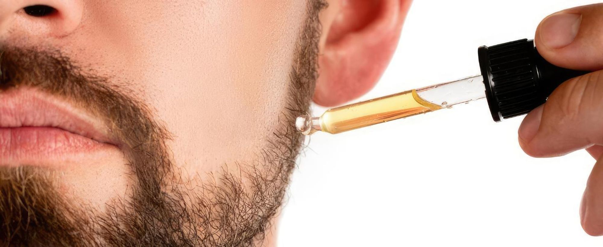 Rosmarinöl zur Bartpflege: Bärtiges Männergesicht mit Pipette am Gesicht