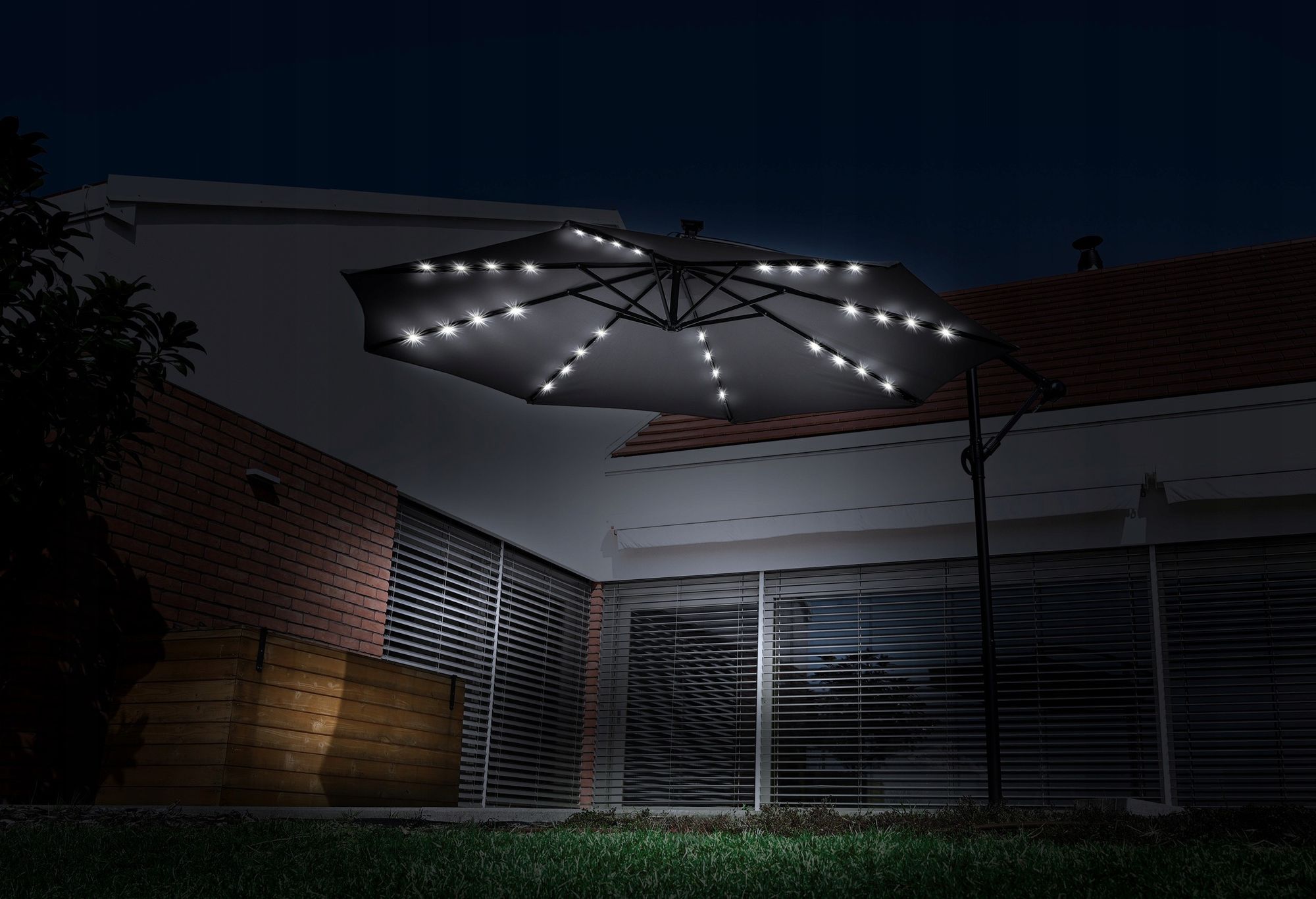LEHMANN Sonnenschirm mit LED Beleuchtung ,V-Schutz, Wasserdicht, 32 LEDs, Solarbetrieben, Inkl.Schutzhülle