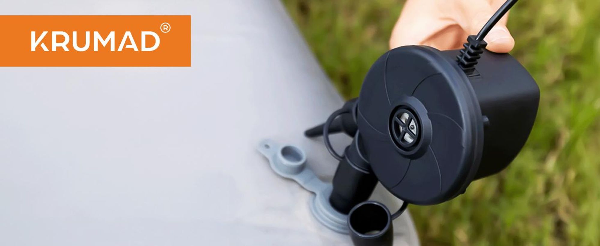 KRUMAD Elektrische Luftpumpe 12V/230V, 50W, mit Aufblas- & Entlüftungsfunktion, 3 Aufsätze, für Luftmatratzen, Pools, Boote und Spielzeug
