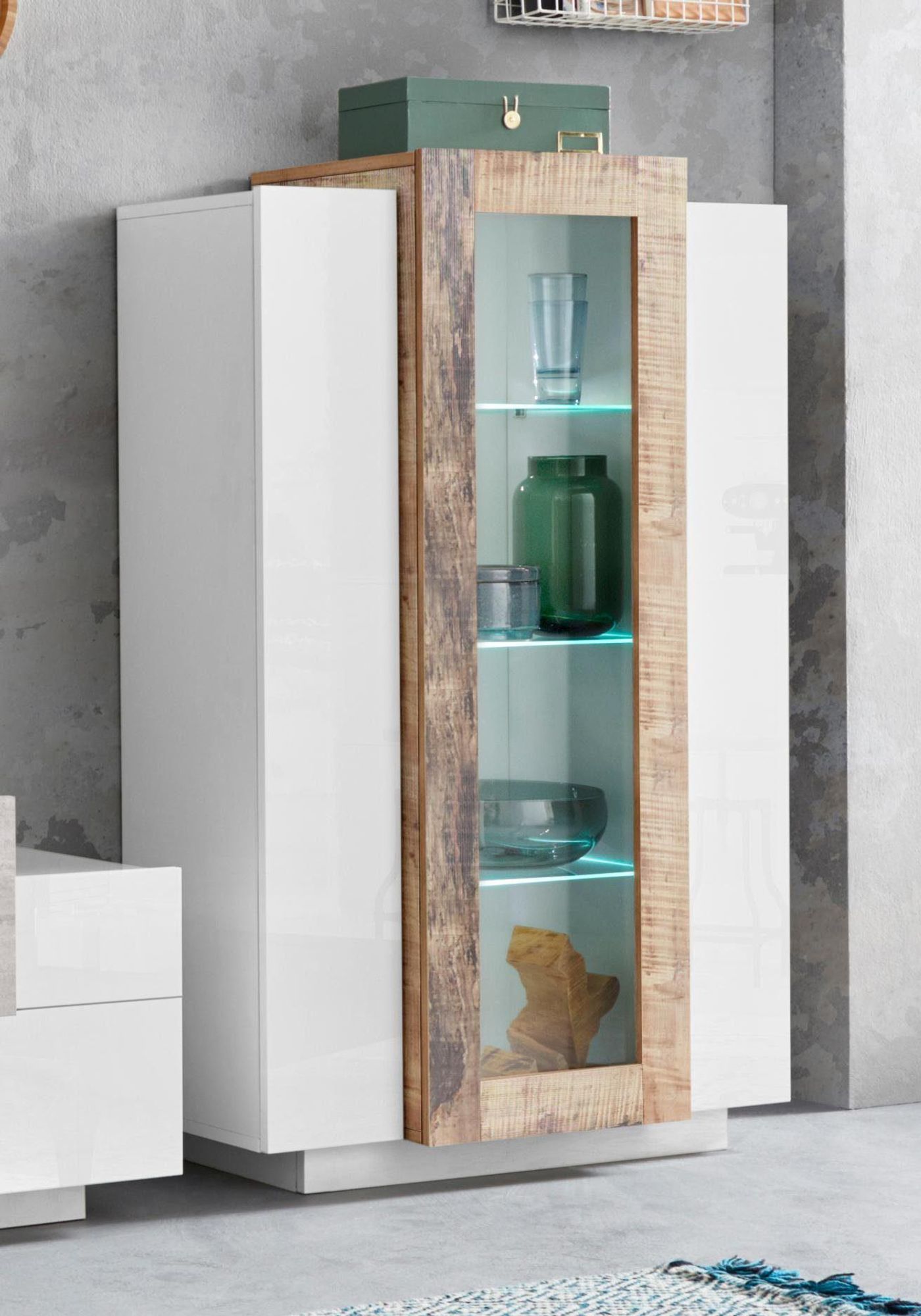 Catania I – Moderne Vitrine mit Glas- und Holzböden
