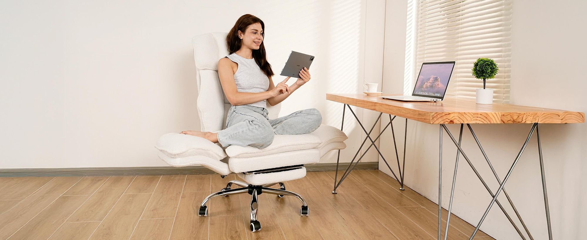 Drehstuhl Bürostuhl Ergonomisch mit klappbaren Armlehnen, Gaming Stuhl mit Fußstütze & 135° Verstellbarer Rückenlehne, Weiß -Teddy-Fleece-Stoff