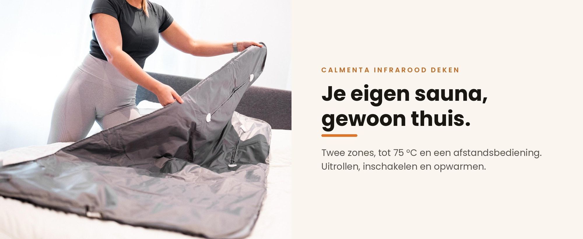 Vrouw rolt de Calmenta infrarood deken uit op bed