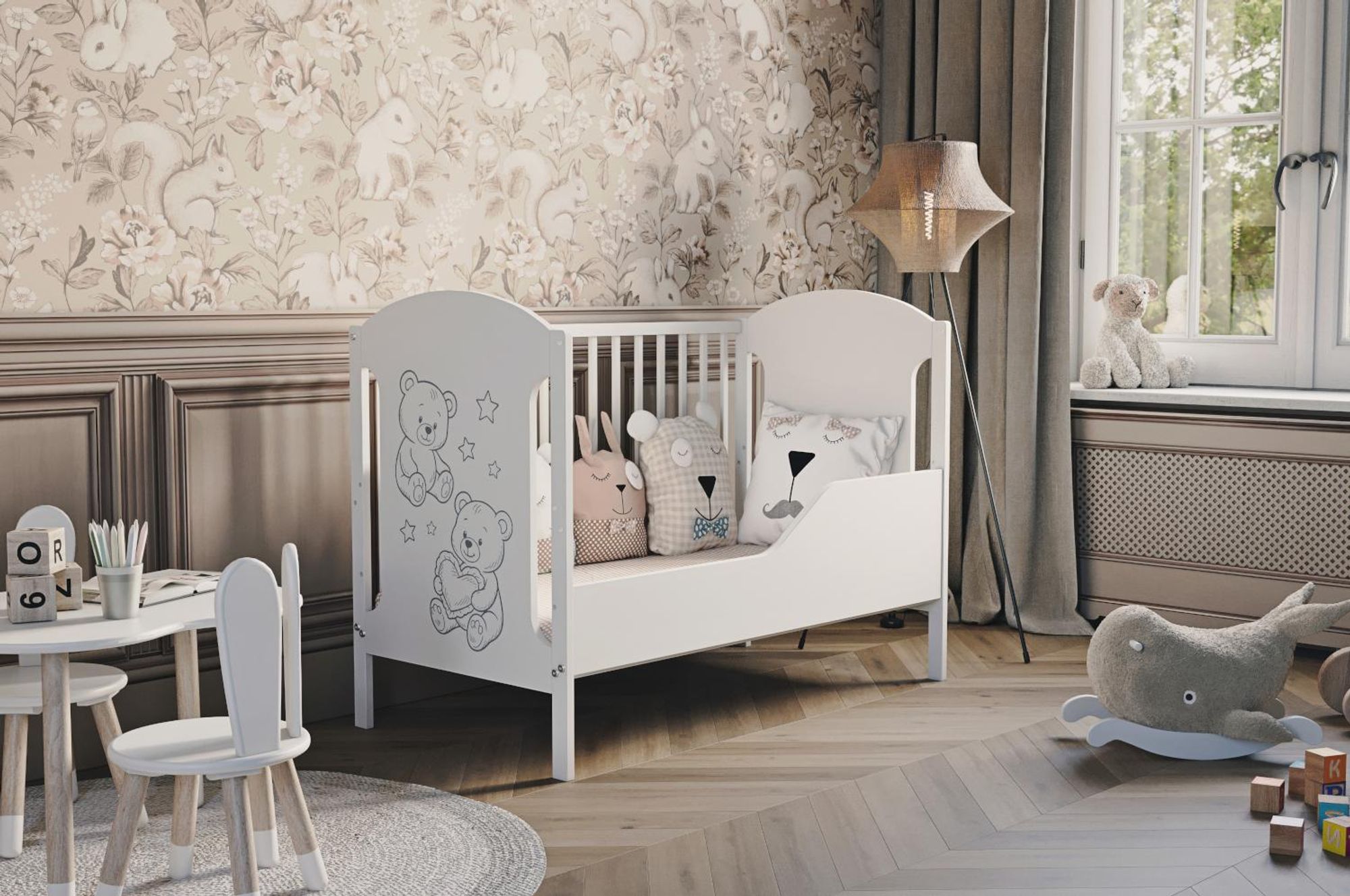 Łóżeczko dziecięce Hugo 60x120 cm z barierką i materacem piankowym – białe, drewniane, z misiami