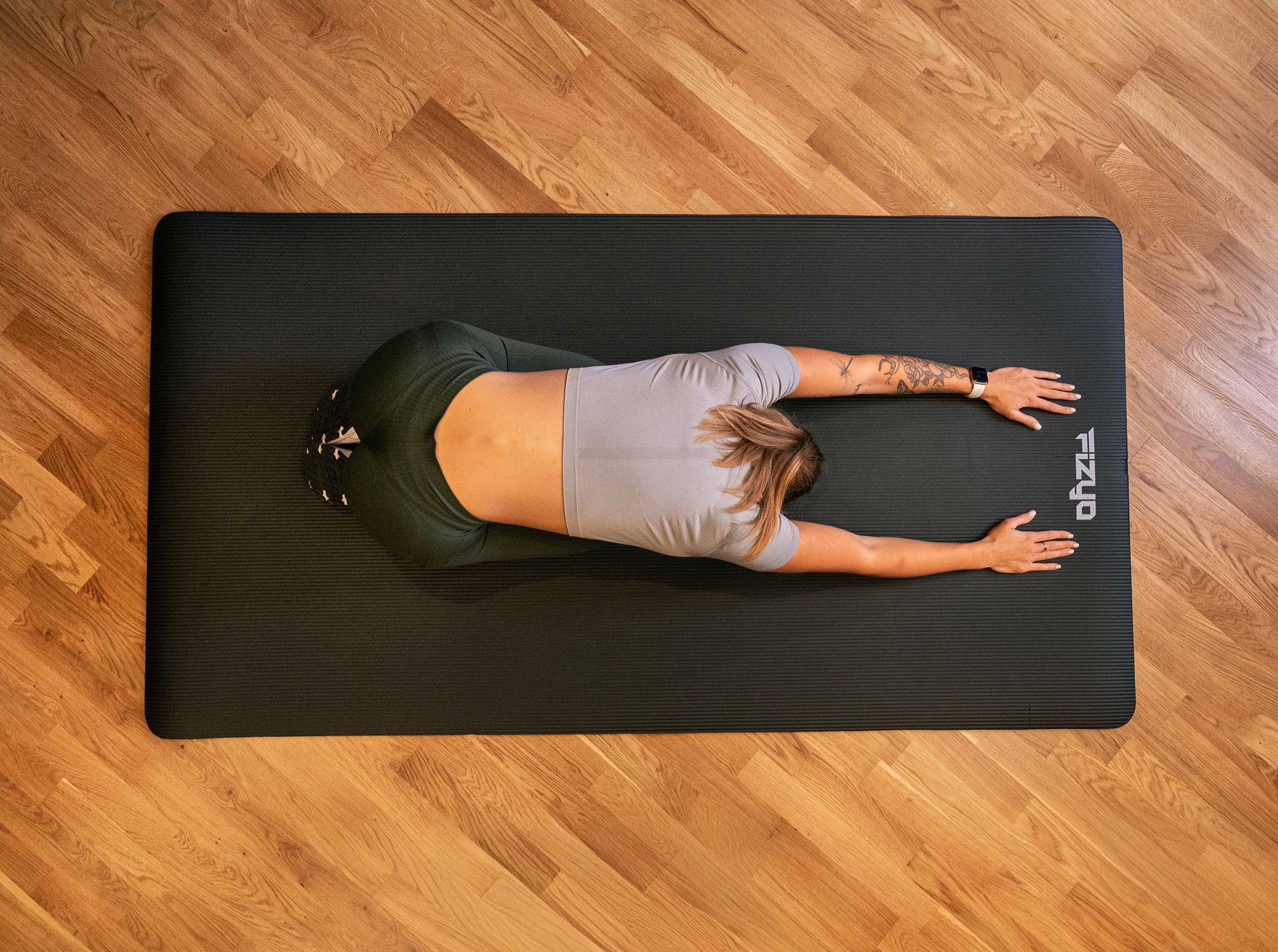 Eine Person übt Yoga, Pilates und Gymnastik auf einer NBR-Gymnastikmatte der Marke Fizyo