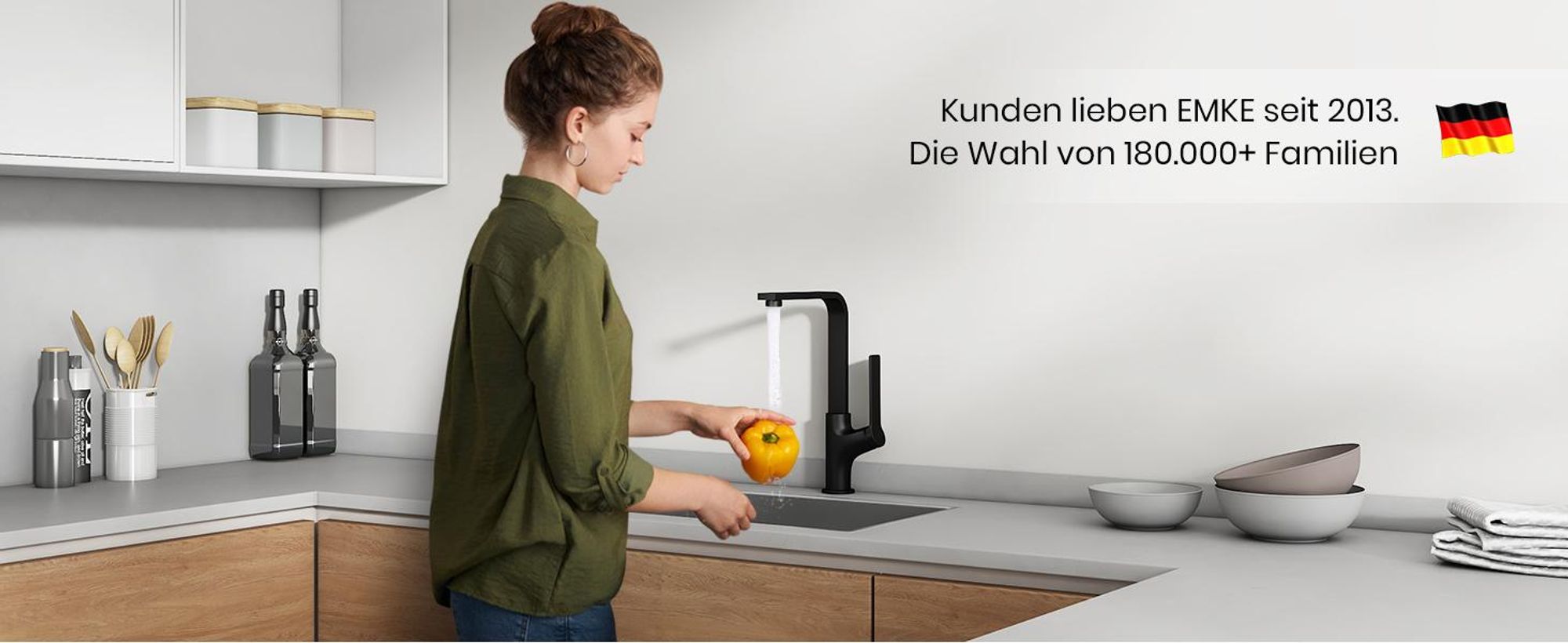 EMKE Küchenarmatur Spültischarmatur Einhebelmischer Spüle 360° schwenkbar Wasserhahn Küche mit flachem Auslauf, Messing Mattschwarz