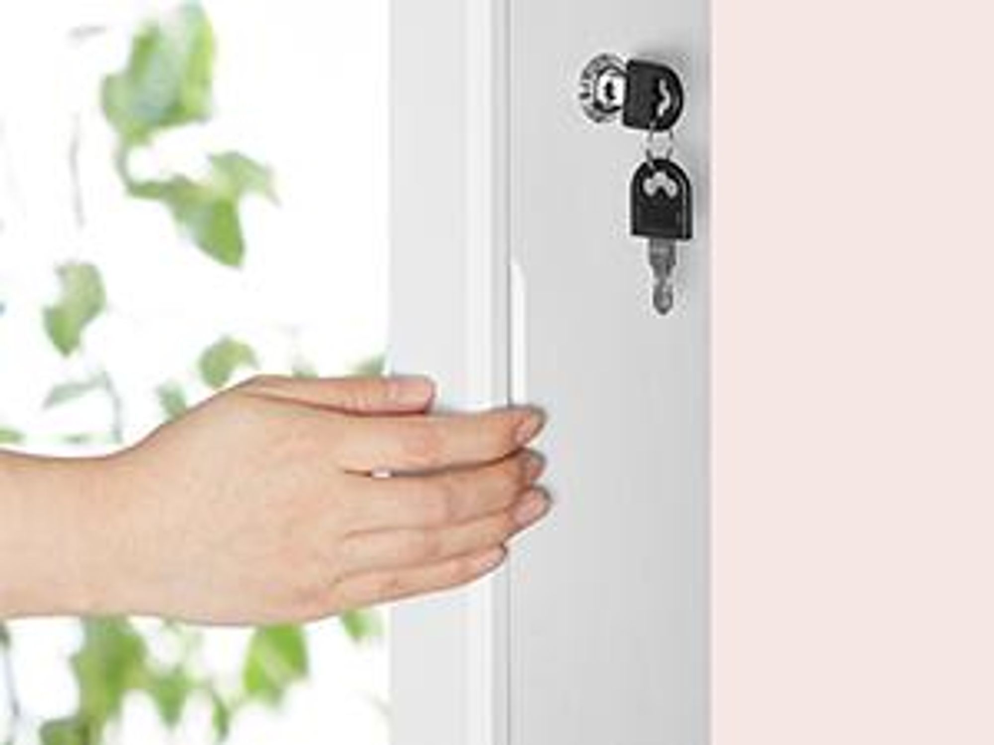 SONGMICS Schmuckschrank hängend, Wandspiegel, 6 LED-Glühbirnen, abschließbarer Spiegelschrank, Wandschrank, Wandmontage, an der Tür hängend, weiß mit Holzmaserung-beige CJJ093W01