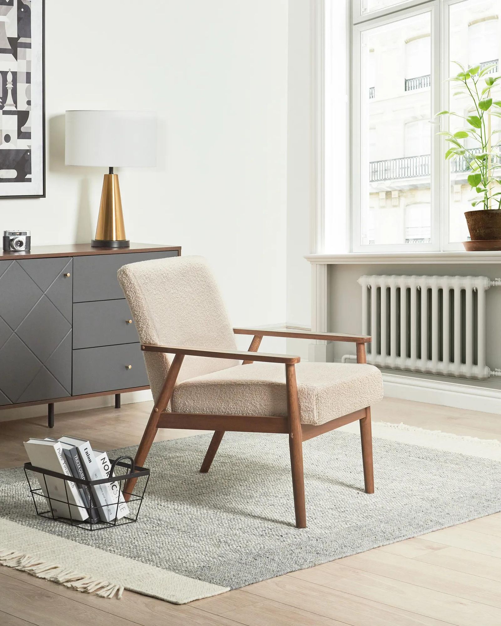 BELIANI Sessel Beige u. Dunkelbraun aus Bouclé mit Holz Armlehnen Retro Stil Gepolstert Polstersessel für Wohnzimmer Schlafzimmer Flur