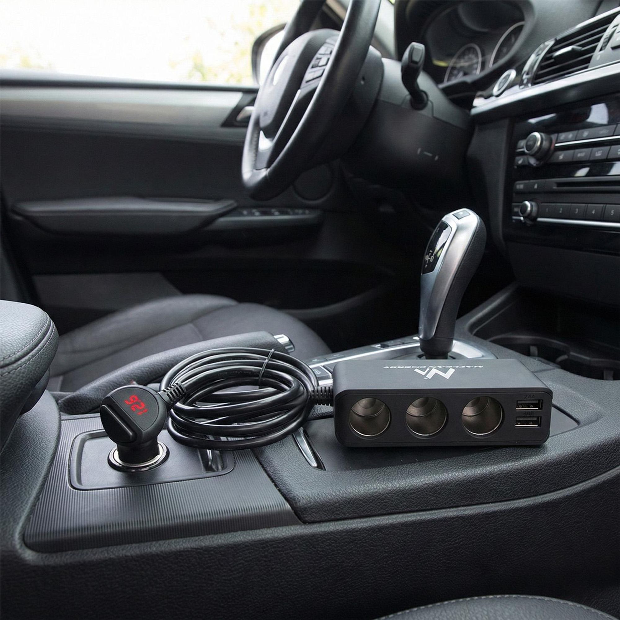 Maclean Auto-Zigarettenanzünder-Steckdosen-Verteiler Voltmeter 3 Zigarettenanzünder-Steckdosen 4xUSB 4,8A max 120W schwarz gummiert MCE117