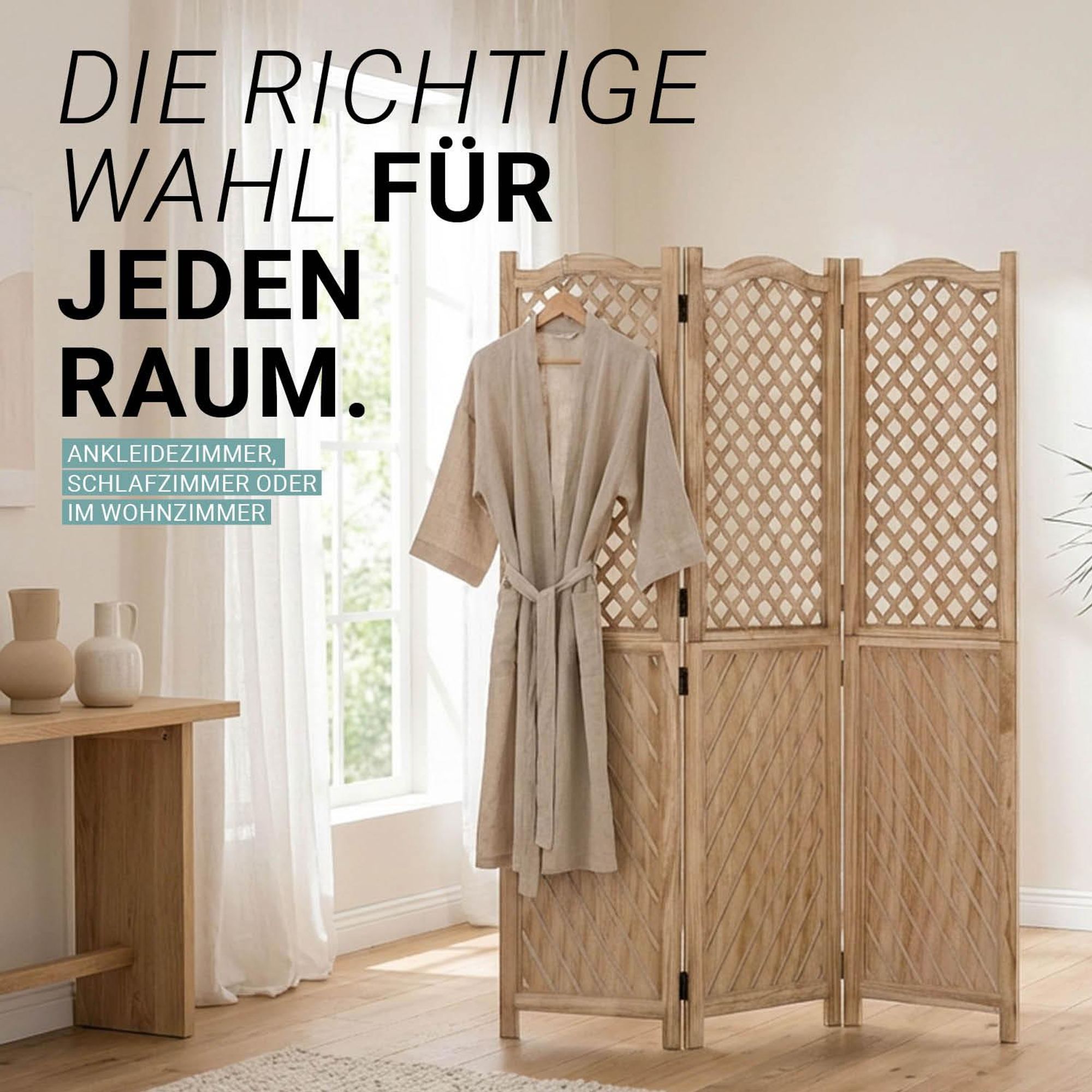 Der Raumteiler steht in einem hellem Raum. Ein Bademantel ist über dem Raumteiler gehängt.
